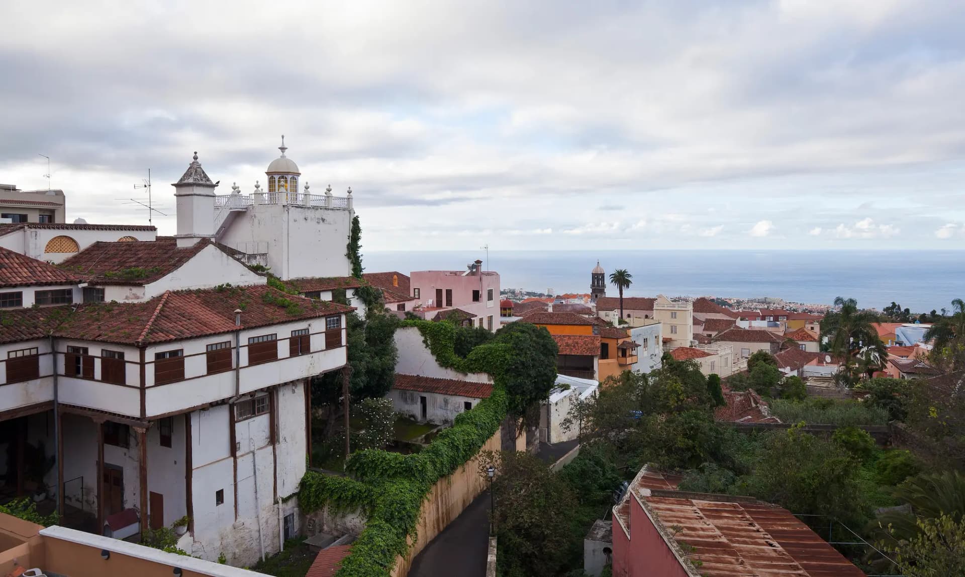 Tejados y casas del casco de La Orotava con el mar al fondo
