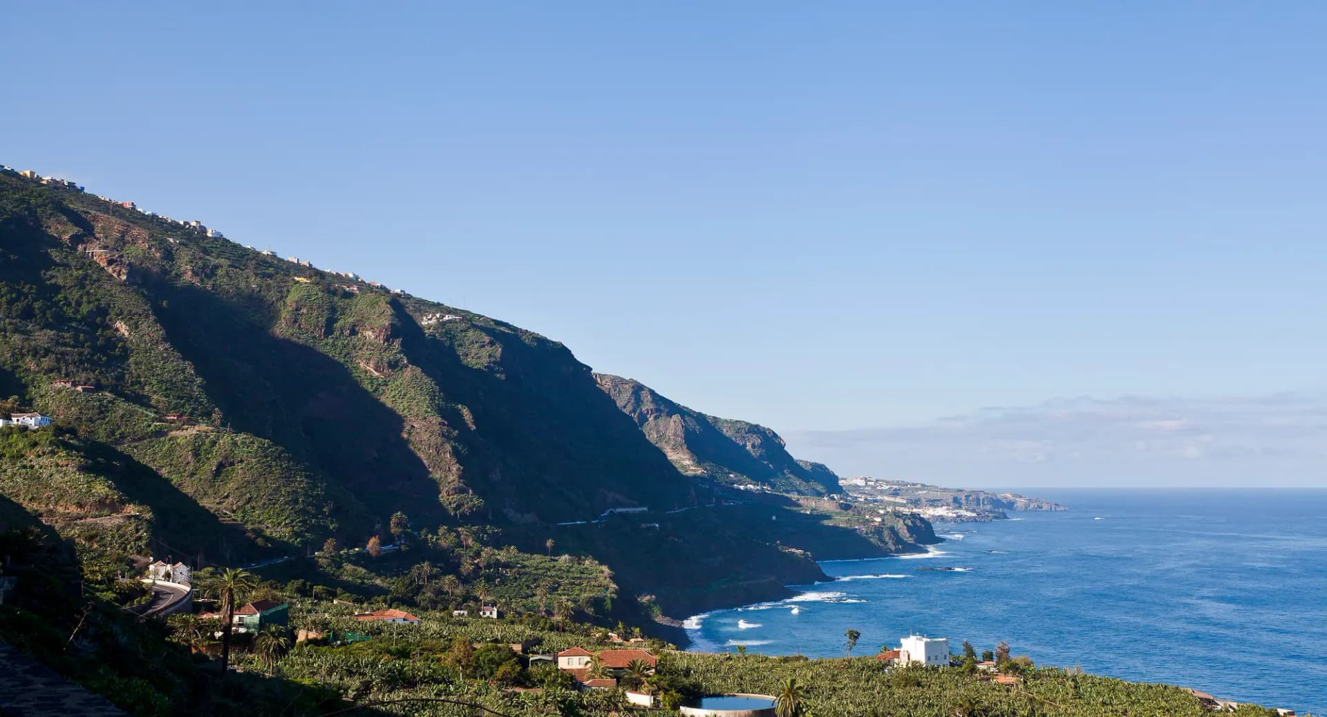 Costa verde y acantilados de Los Realejos junto al Atlántico vistos desde un mirador