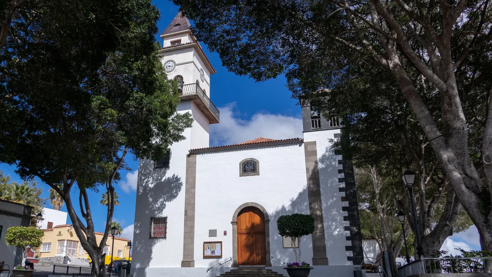 Iglesia blanca de San Miguel Arcángel en el casco de San Miguel de Abona, entre árboles