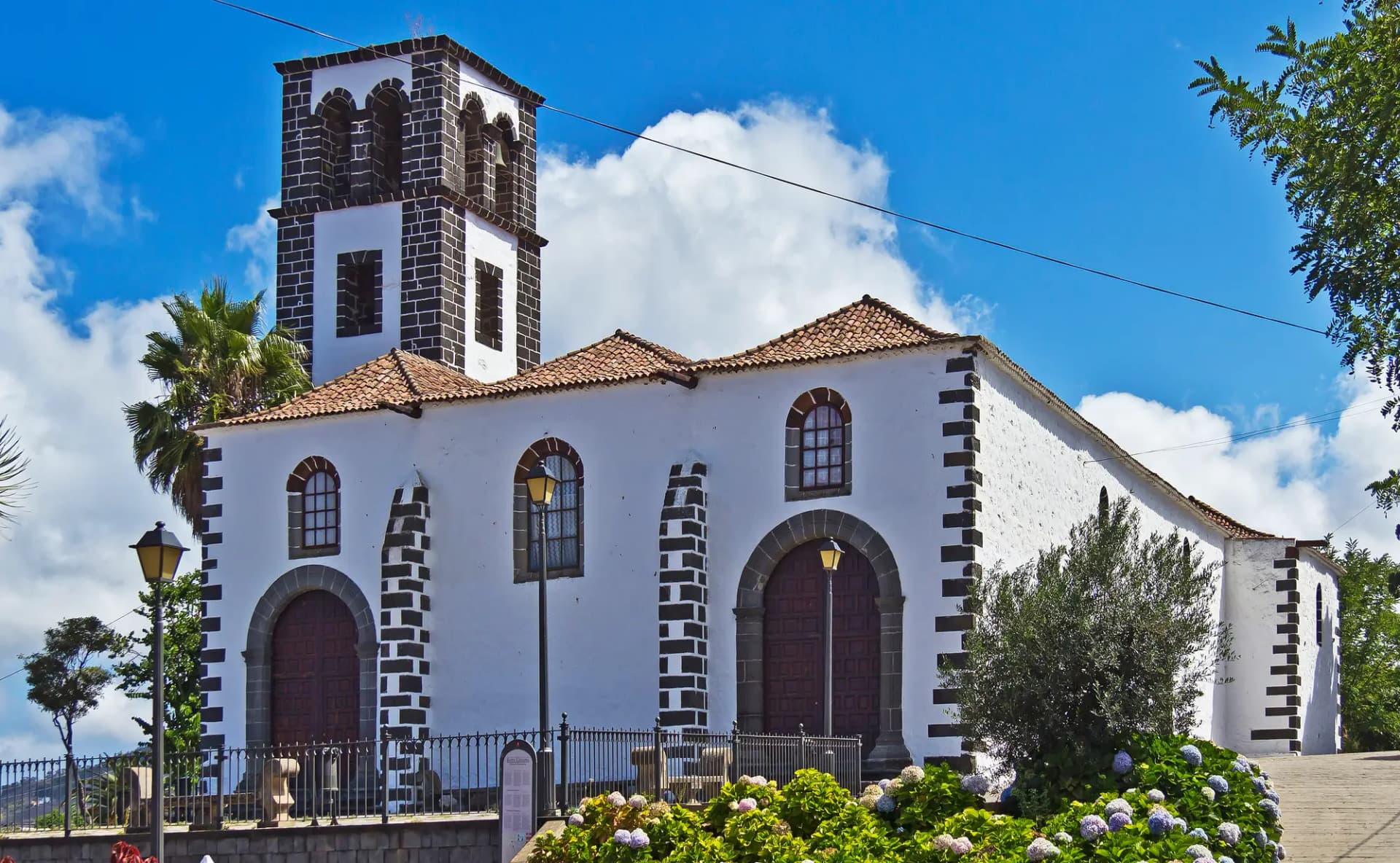 Iglesia de Santa Catalina de Tacoronte, blanca con esquinas de piedra y torre