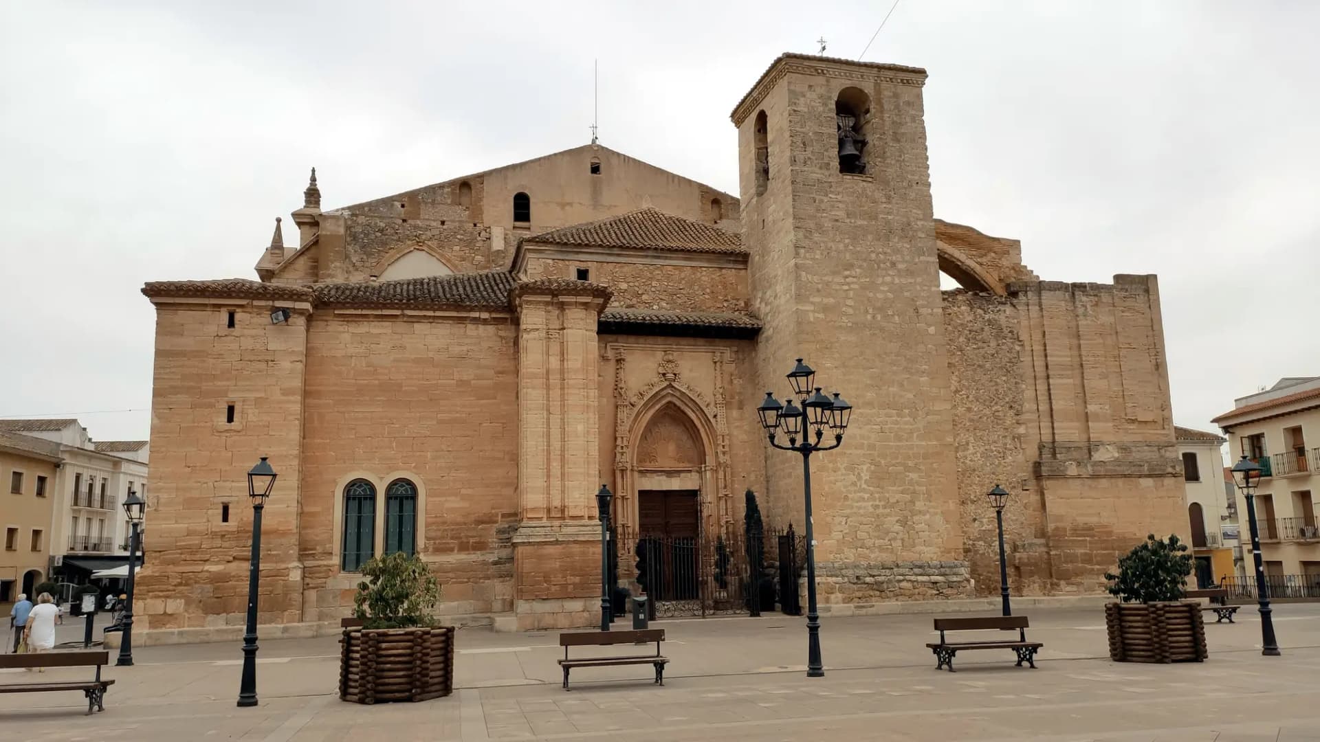 Fachada de piedra de la iglesia de San Blas de Villarrobledo, con su torre y la plaza delante