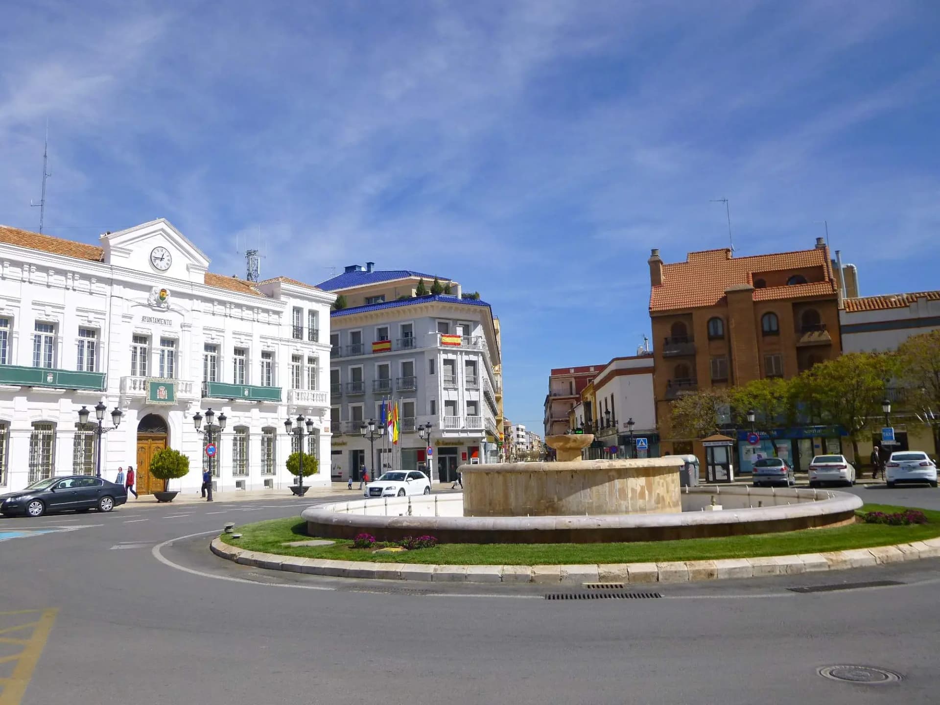 Plaza de España de Tomelloso con la casa consistorial blanca y la fuente de la rotonda