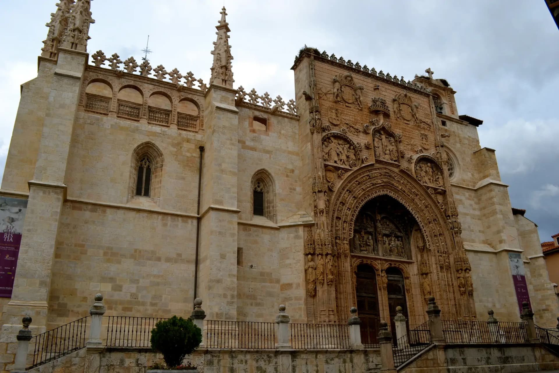 Fachada gótica de la iglesia de Santa María la Real de Aranda de Duero con su portada esculpida