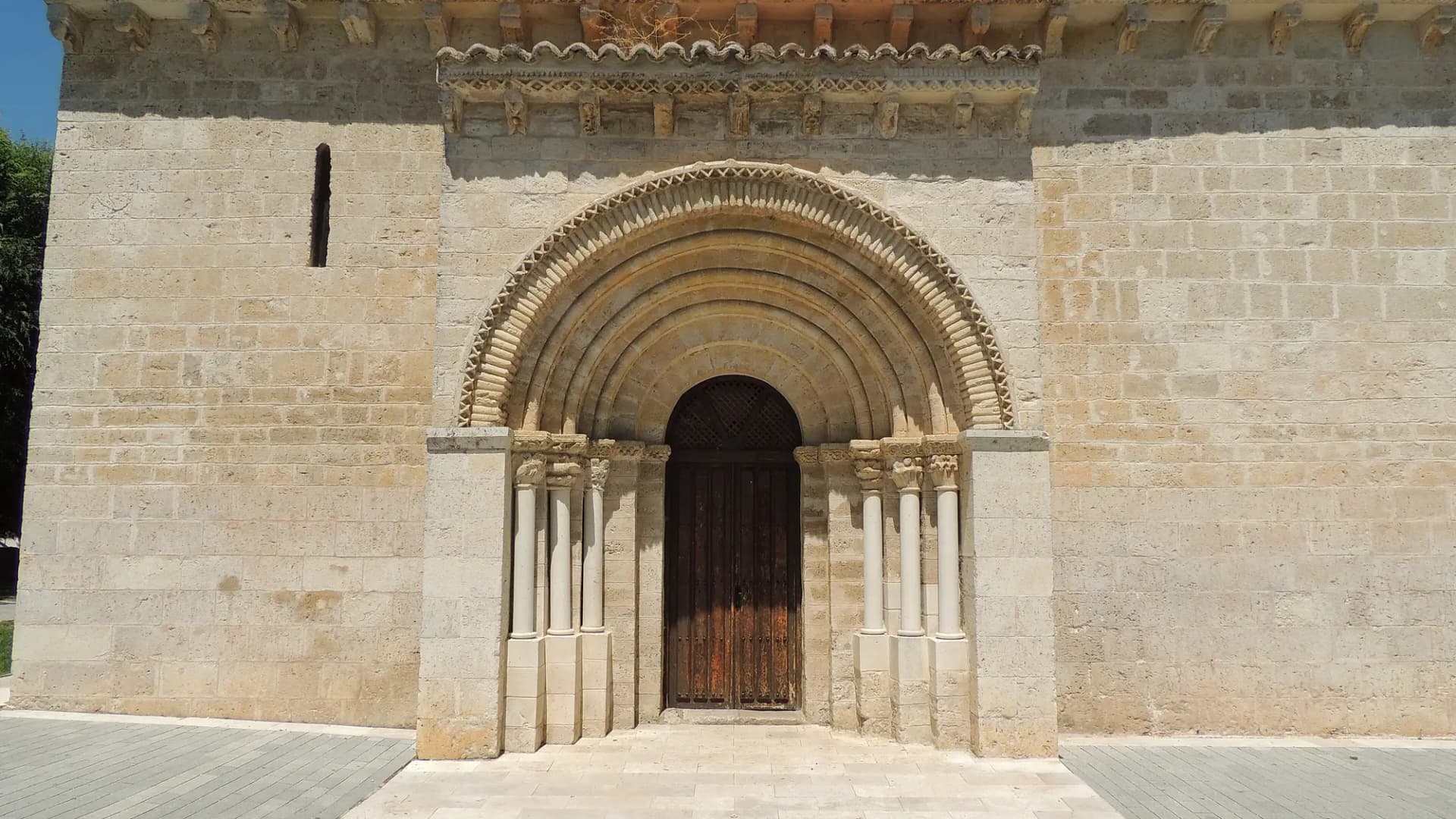 Portada románica de arquivoltas de la iglesia de San Juan Evangelista en Arroyo de la Encomienda
