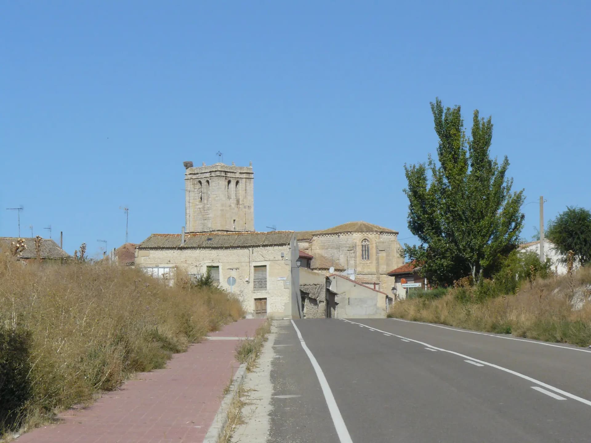 Entrada a Esguevillas de Esgueva por carretera, con la torre de la iglesia al fondo