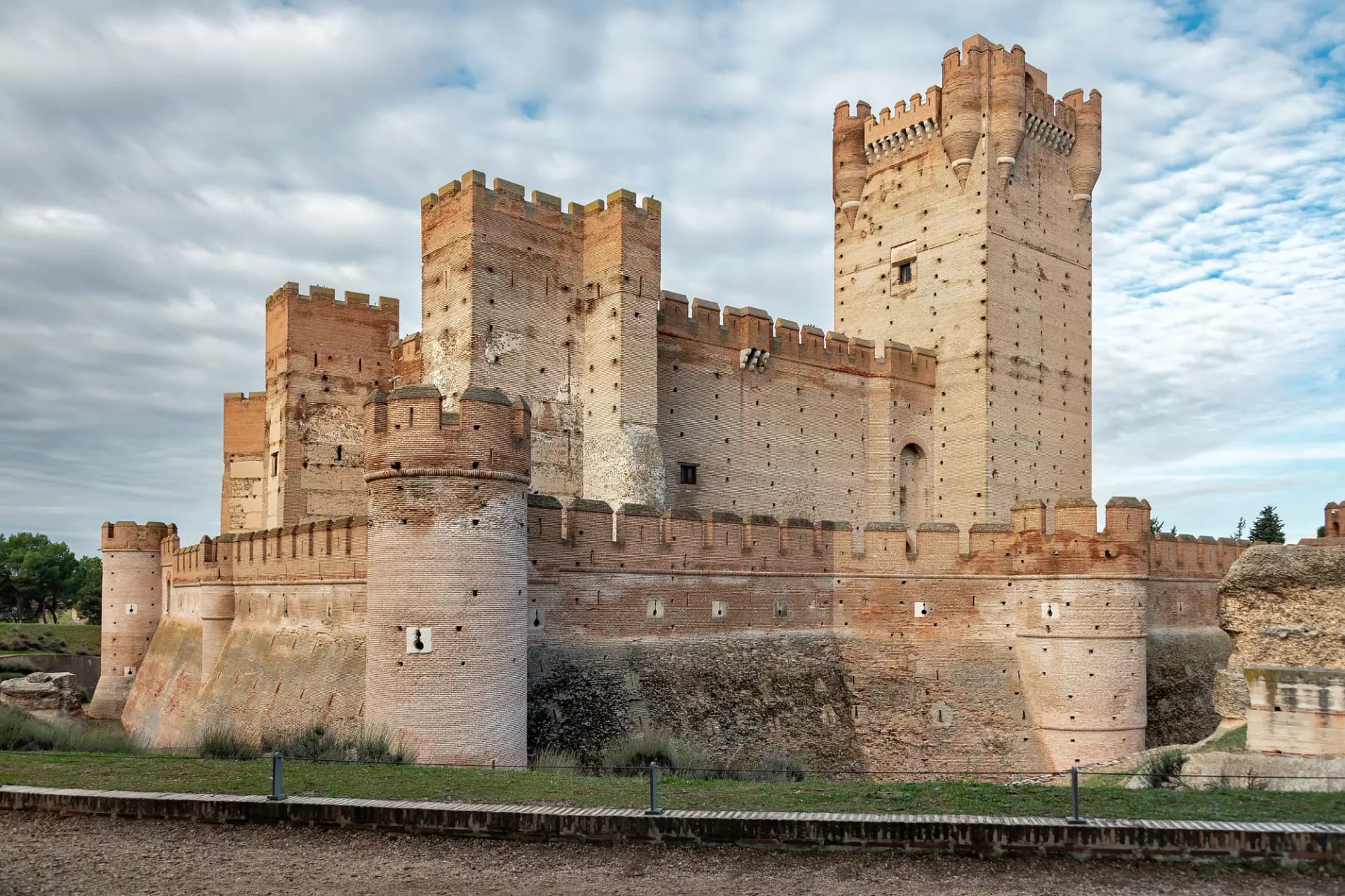 Castillo de la Mota de Medina del Campo, de ladrillo, con su torre del homenaje y la muralla