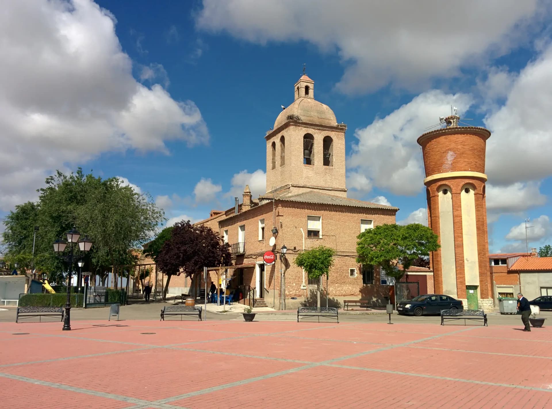 Plaza de Nueva Villa de las Torres con la iglesia de Santa María del Castillo y el ayuntamiento