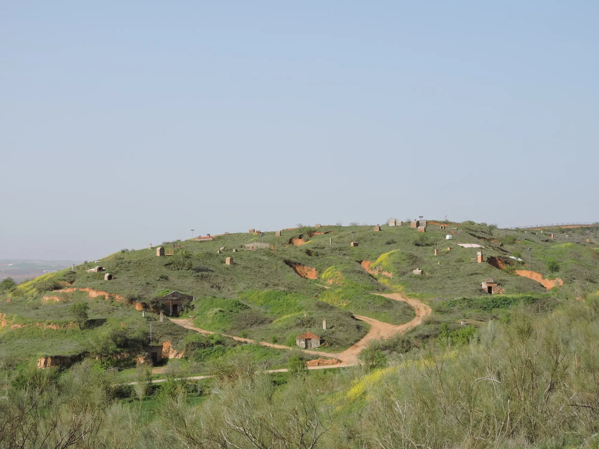 Cerro de bodegas subterráneas de San Román de Hornija, con sus respiraderos entre la vegetación