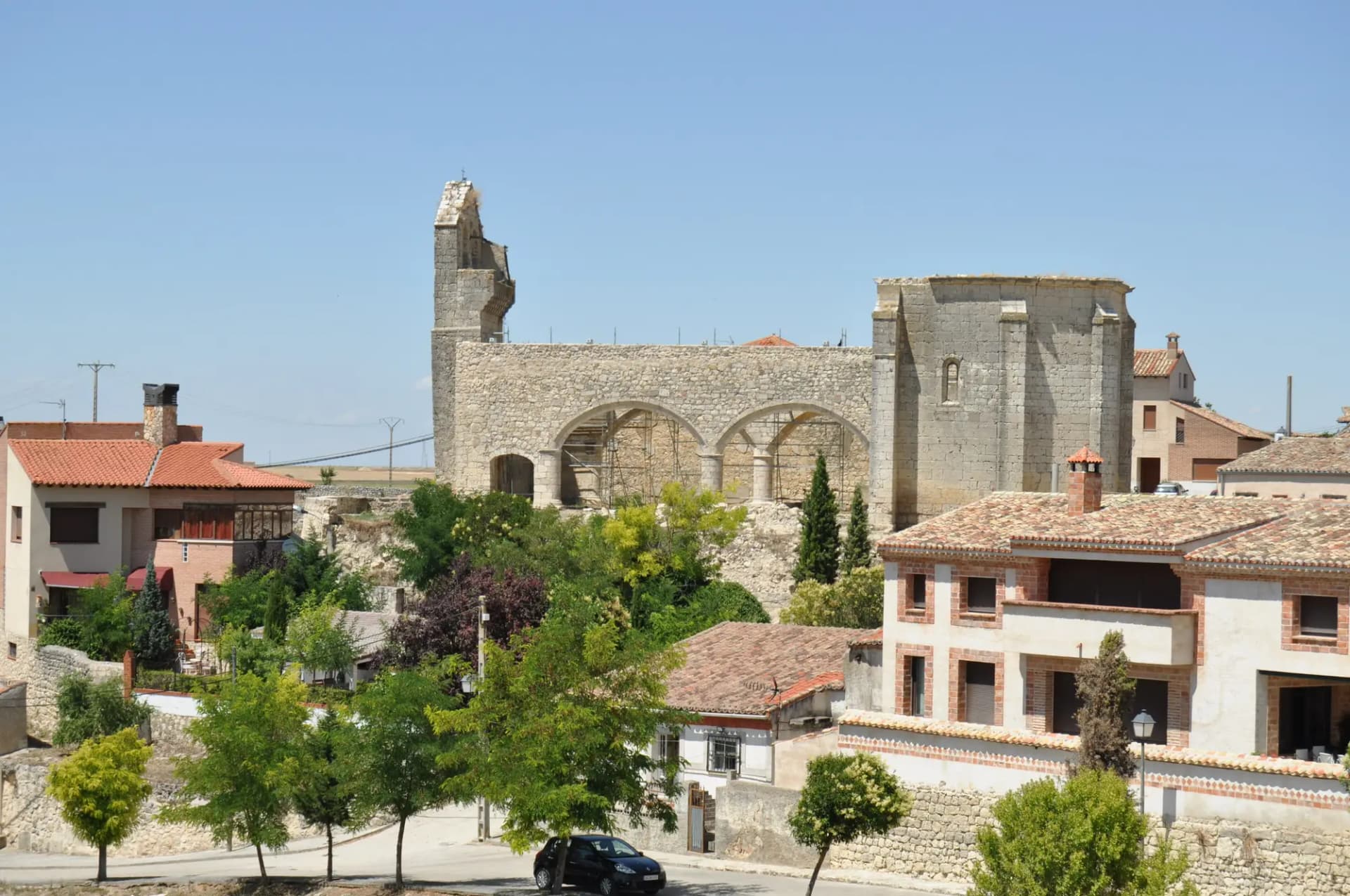 Restos del castillo de Tiedra y el caserío del pueblo desde un mirador