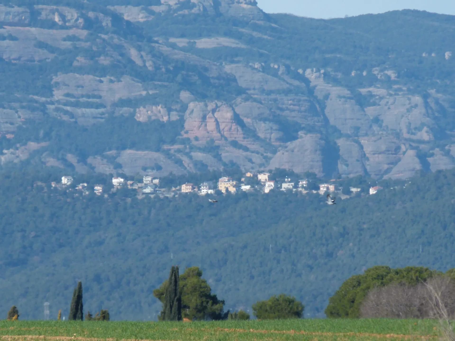 Casas del Racó, en Castellar del Vallès, al pie de los riscos de Sant Llorenç del Munt