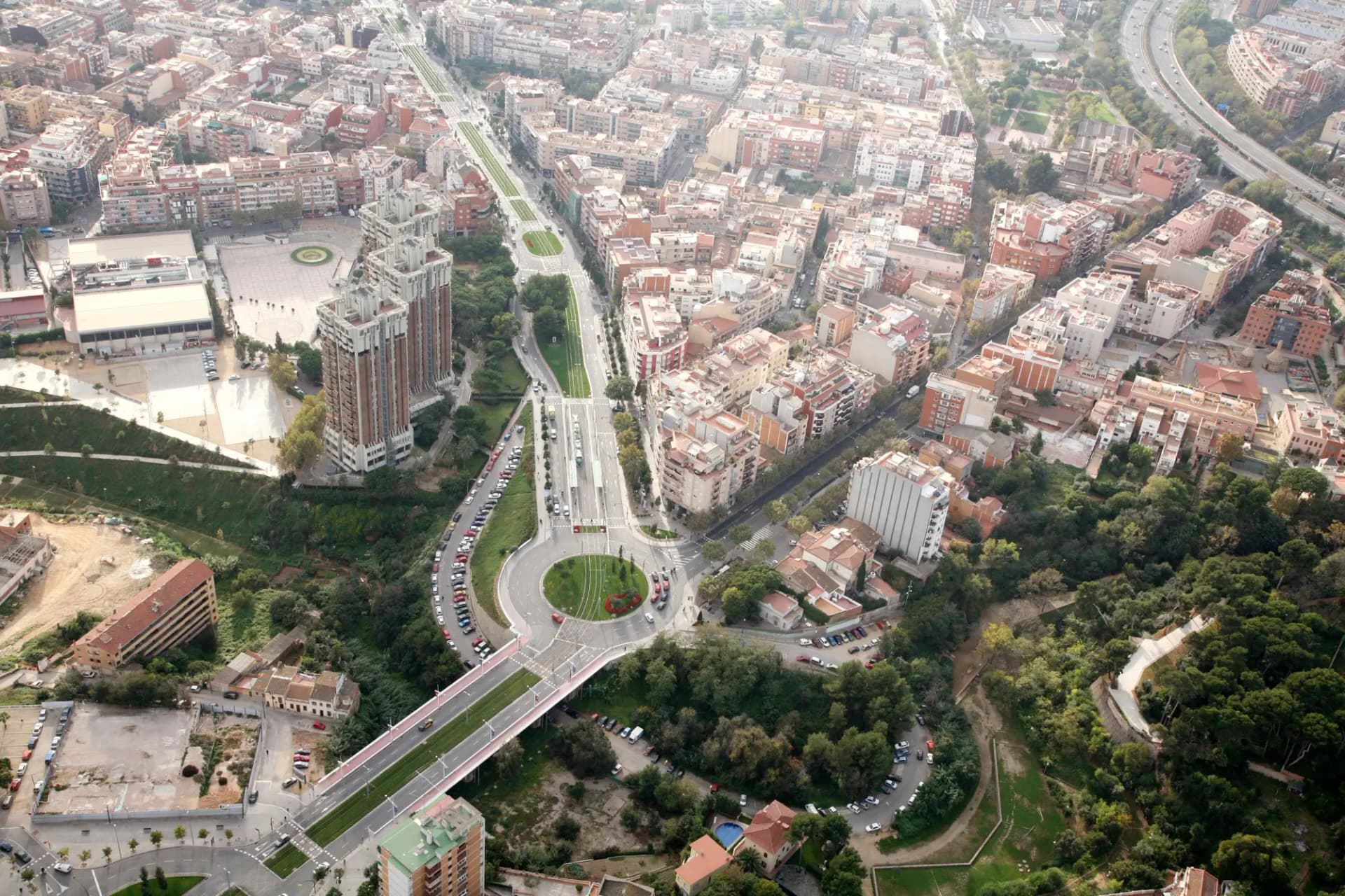 Vista aérea de Esplugues de Llobregat con bloques de viviendas, avenidas y zonas verdes