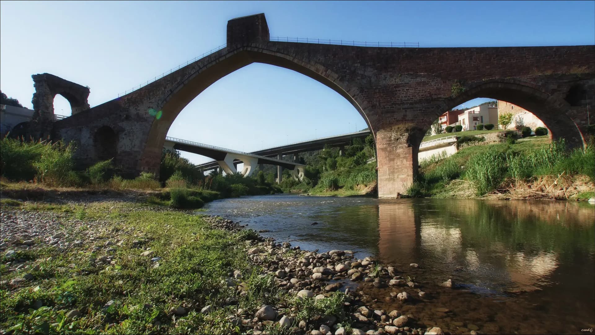 El Pont del Diable de Martorell sobre el río Llobregat, con su arco apuntado y el arco romano