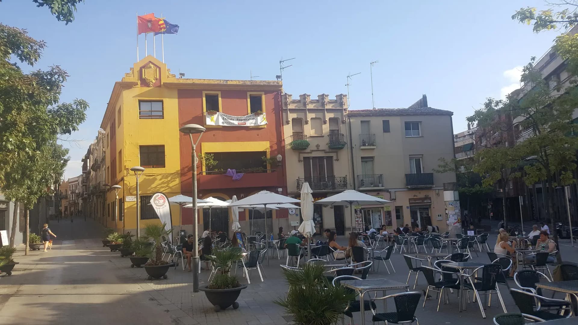Plaça de Catalunya de Molins de Rei con terrazas y edificios de colores