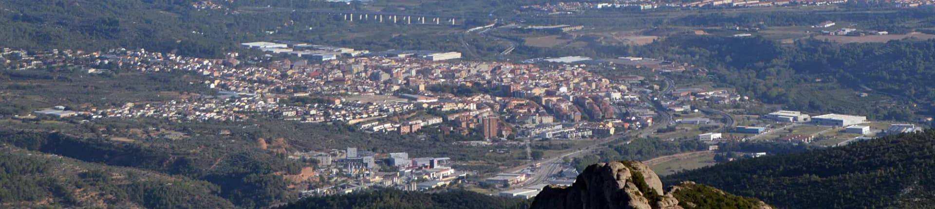 Vista panorámica de Olesa de Montserrat y el valle del Llobregat desde las rocas de Montserrat