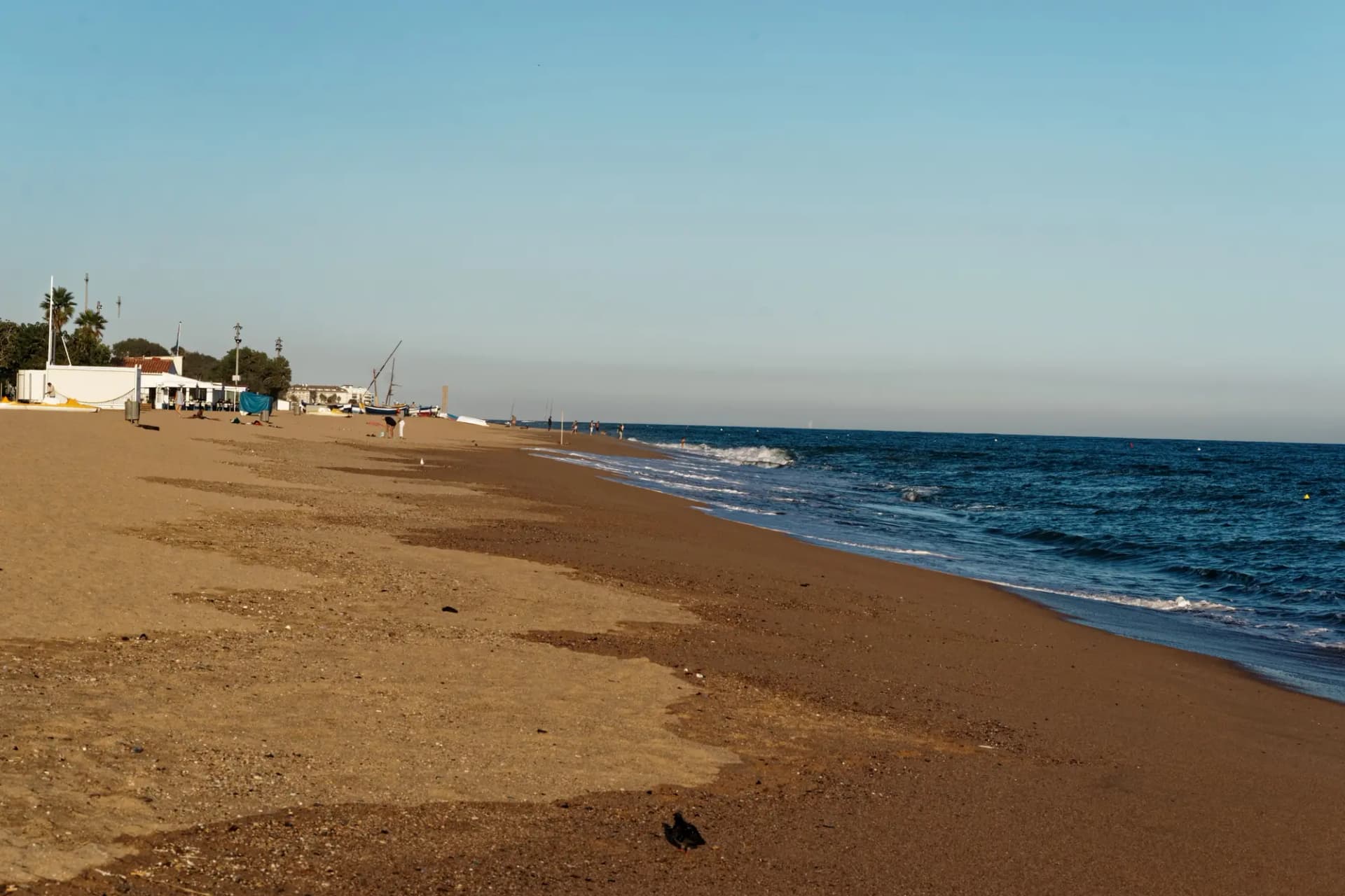 Playa de arena de Pineda de Mar con el mar Mediterráneo y el paseo al fondo