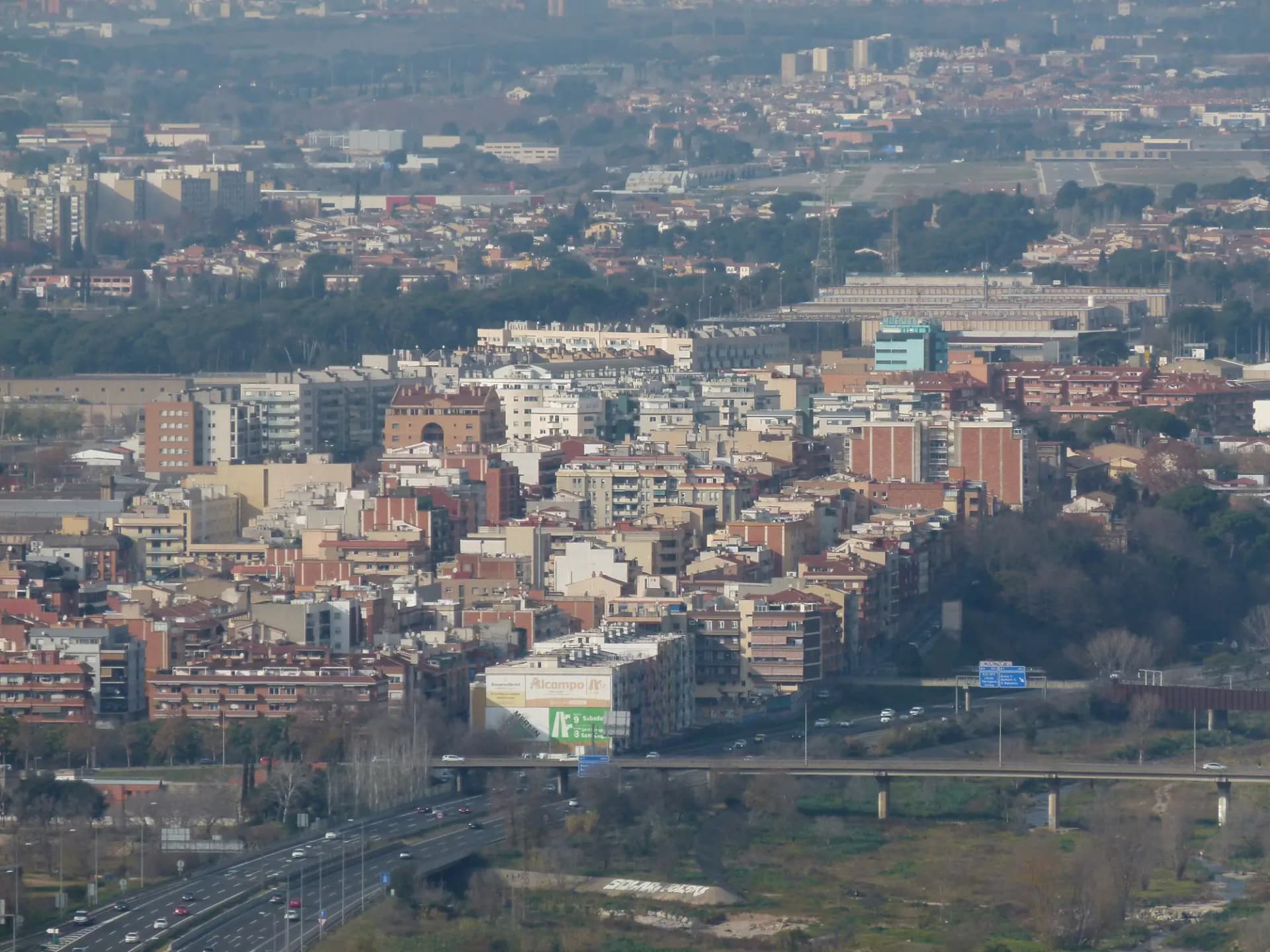 Vista de Ripollet con el barrio del Pont Vell, bloques de viviendas y el valle del río Ripoll