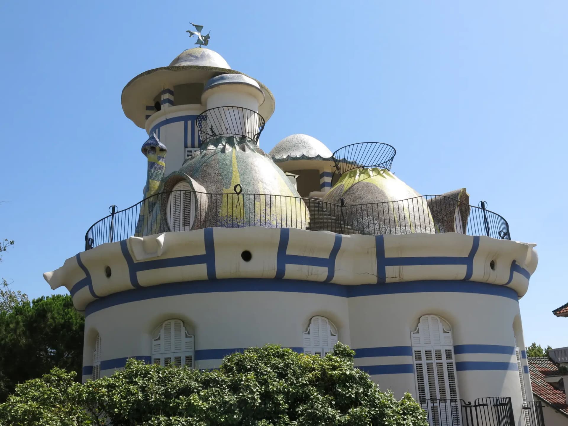 Torre de la Creu de Josep Maria Jujol en Sant Joan Despí, con sus cúpulas blancas en forma de huevo