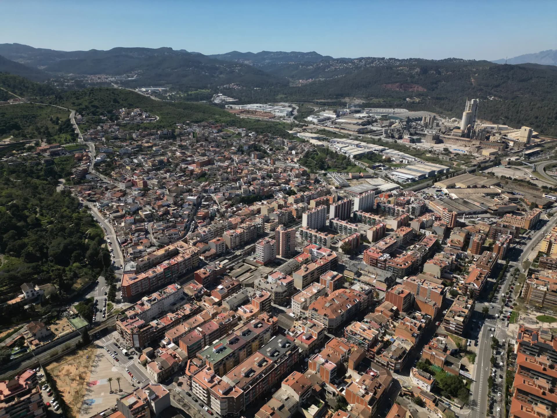 Vista aérea de Sant Vicenç dels Horts con sus barrios y la sierra al fondo