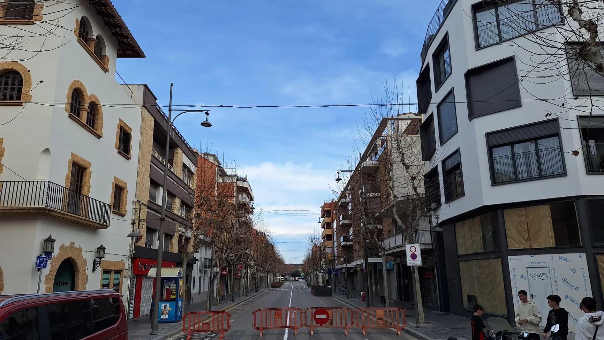 La Rambla de Santa Perpètua de Mogoda con casas y comercios a ambos lados