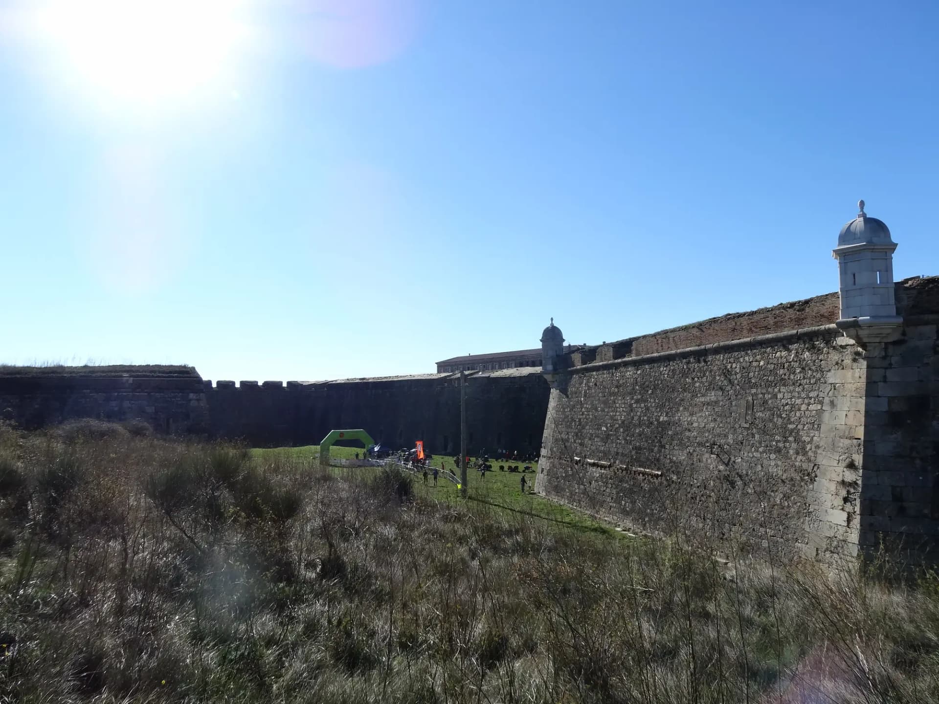 Muralla y garita del castillo de Sant Ferran, en Figueres