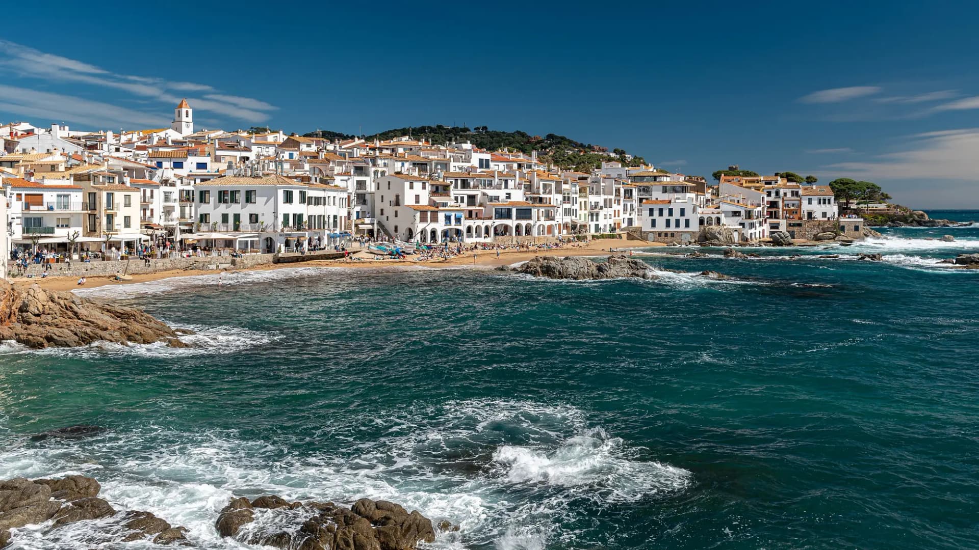 Casas blancas y playa de Calella de Palafrugell vistas desde las rocas