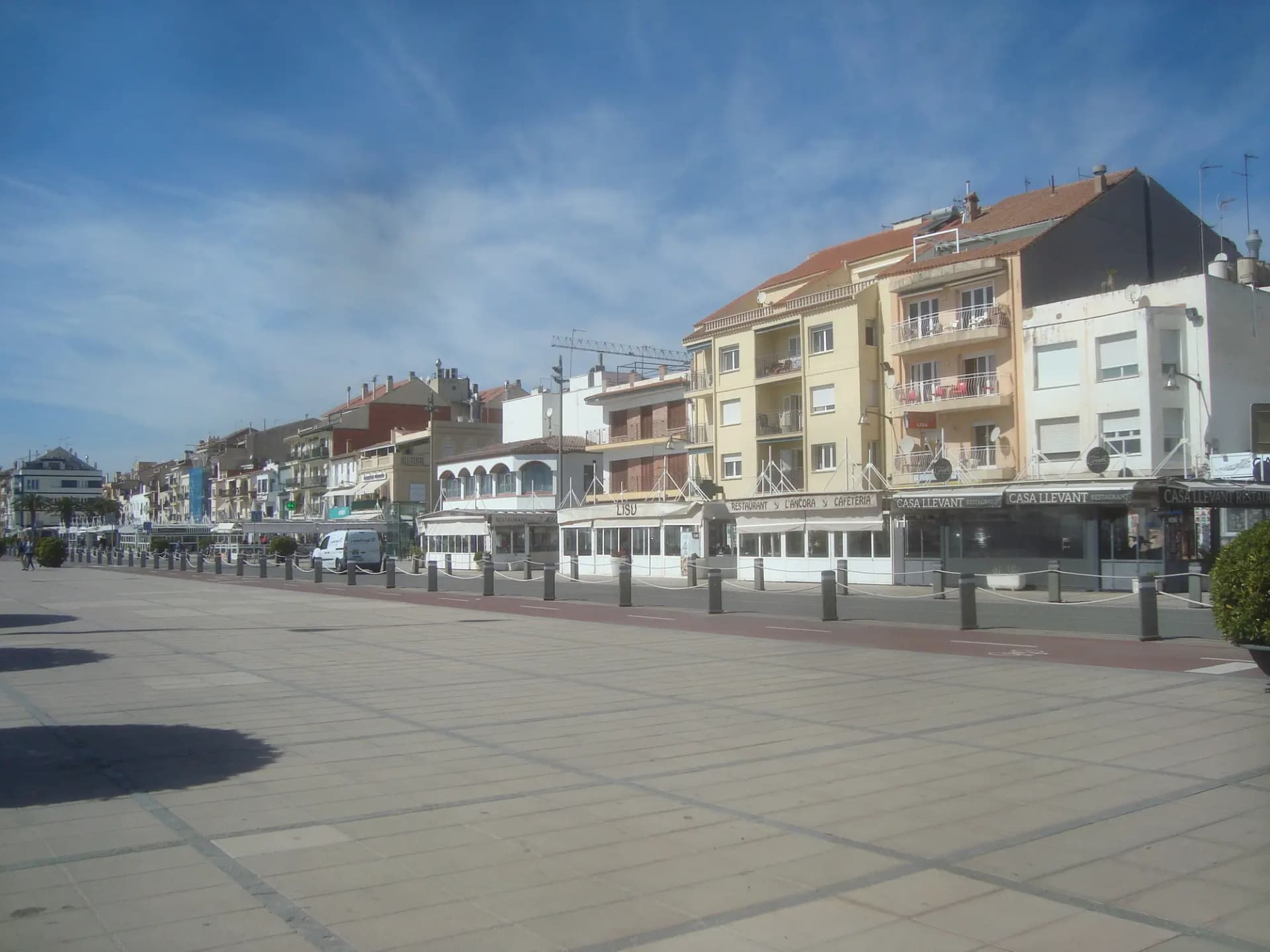 Paseo marítimo de Cambrils con edificios de apartamentos frente al puerto