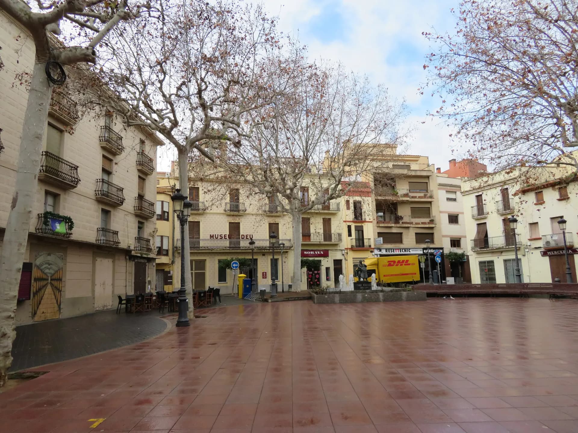 Plaça Nova de El Vendrell con árboles y fachadas con balcones