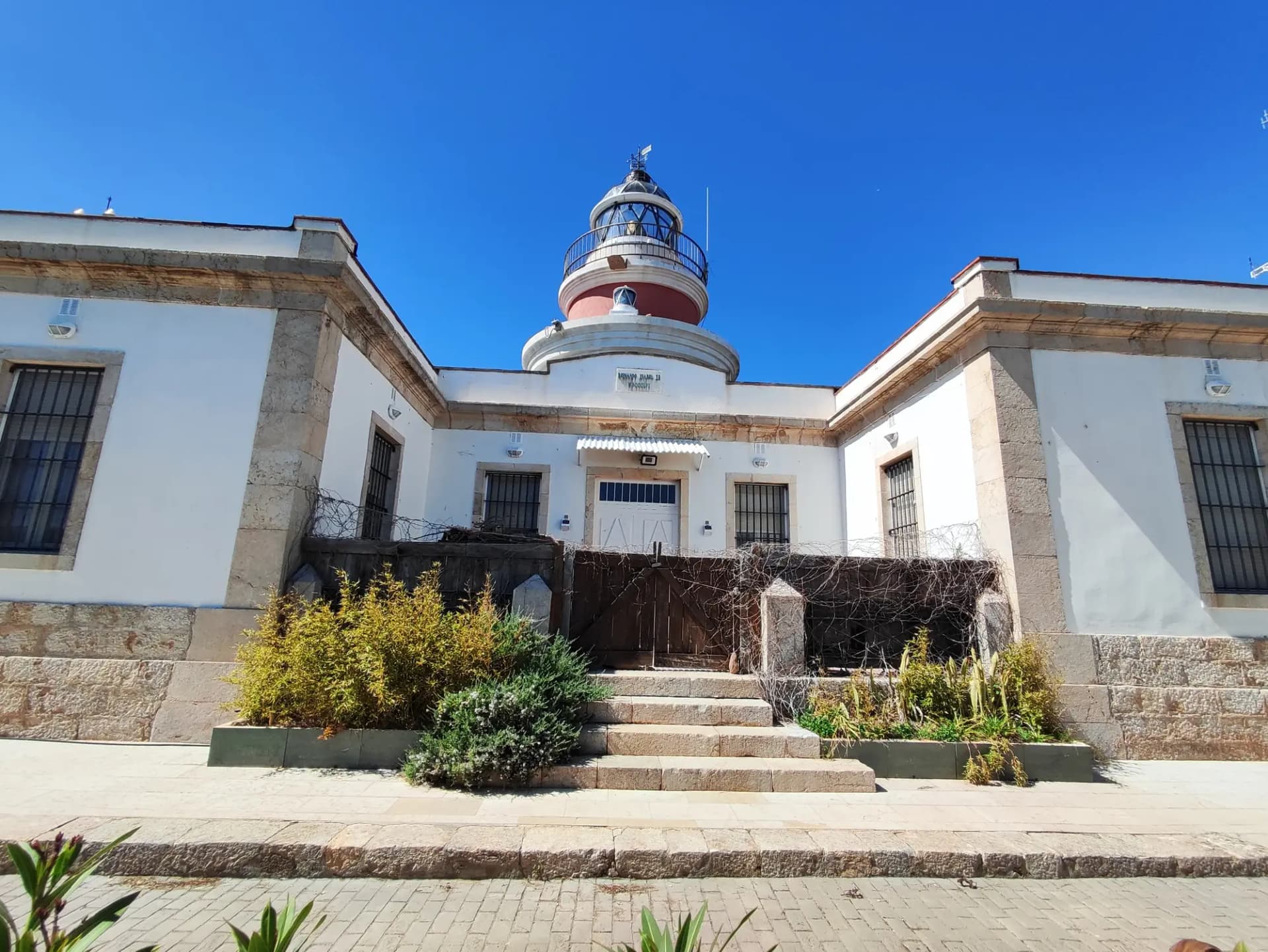 Faro de Salou, blanco y rojo, sobre la casa del farero en el Cap de Salou