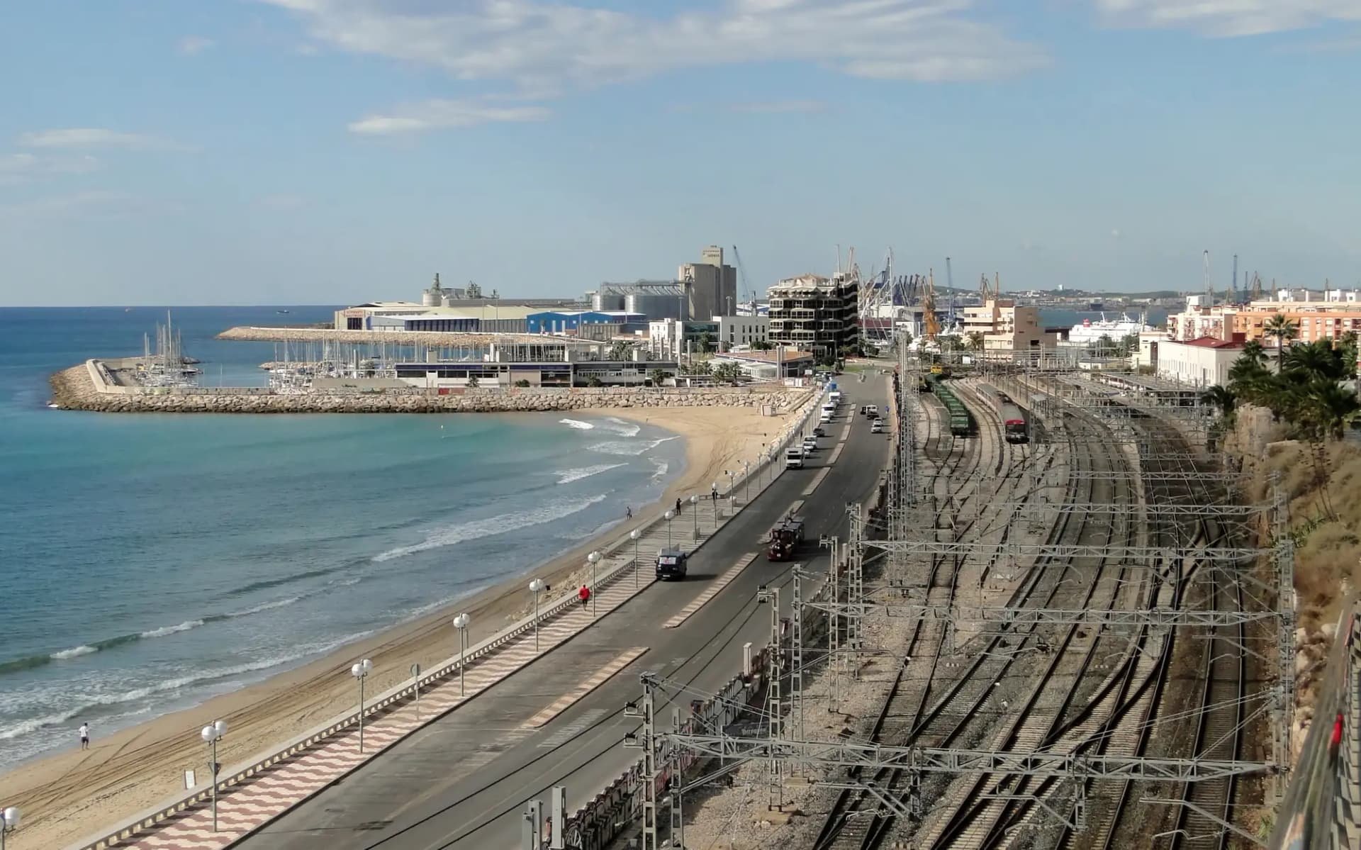 Vista del puerto de Tarragona y la playa del Miracle, con la vía del tren junto al mar