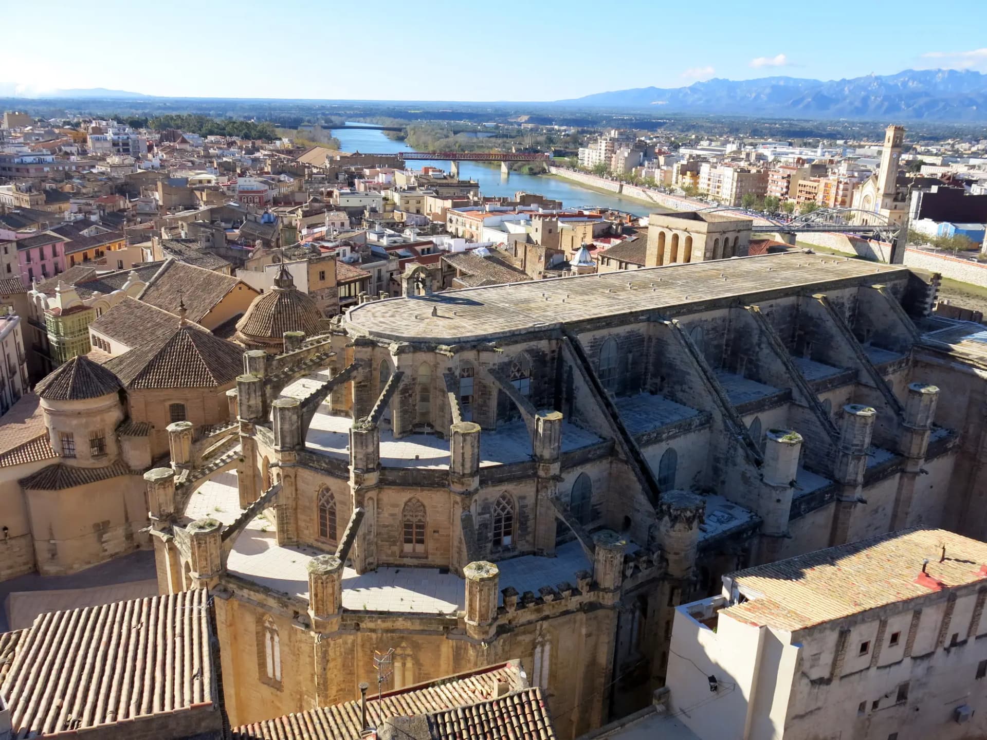 Catedral de Santa Maria de Tortosa y el río Ebro vistos desde el castillo de la Suda
