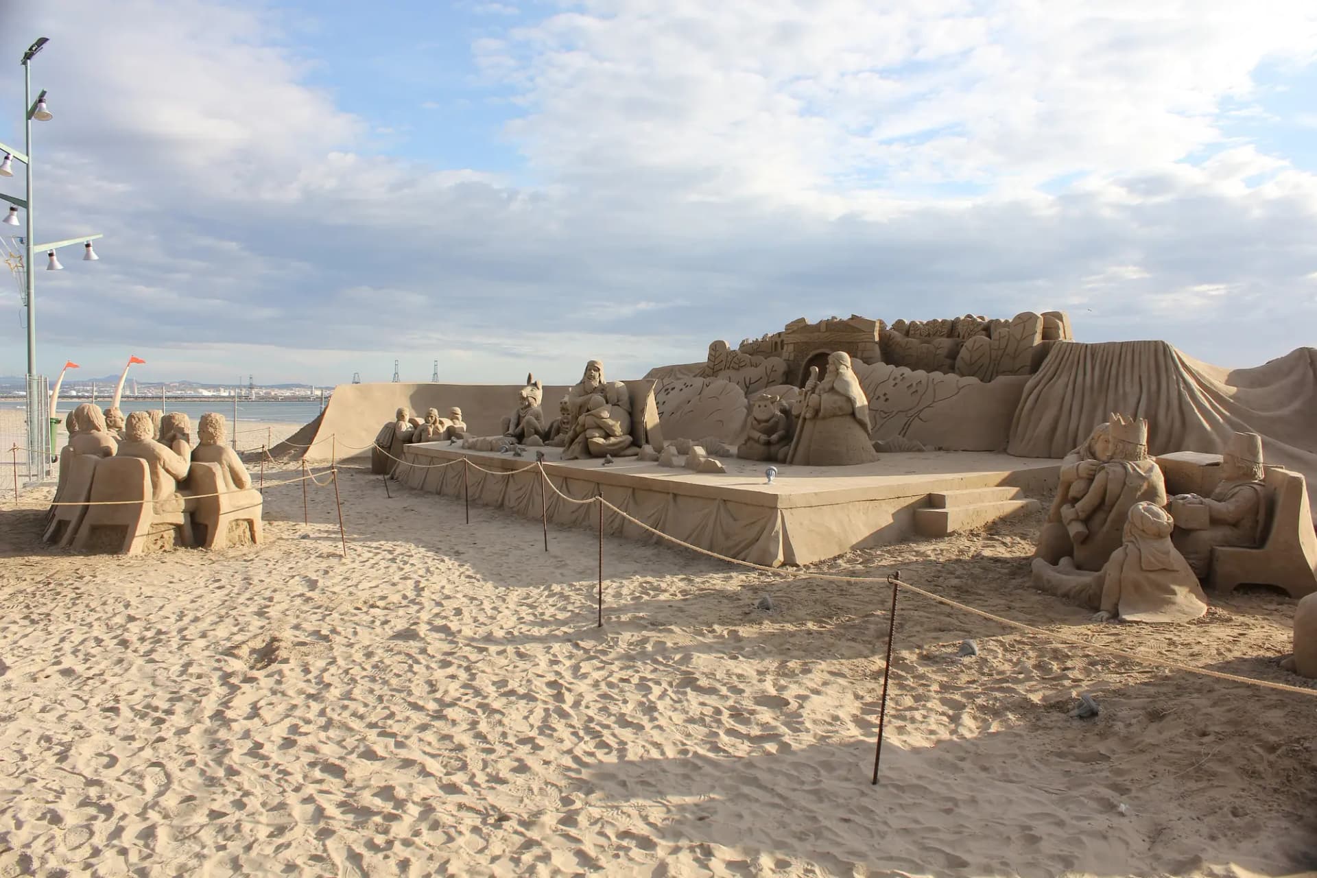 Esculturas de arena en la playa de La Pineda, en Vila-seca
