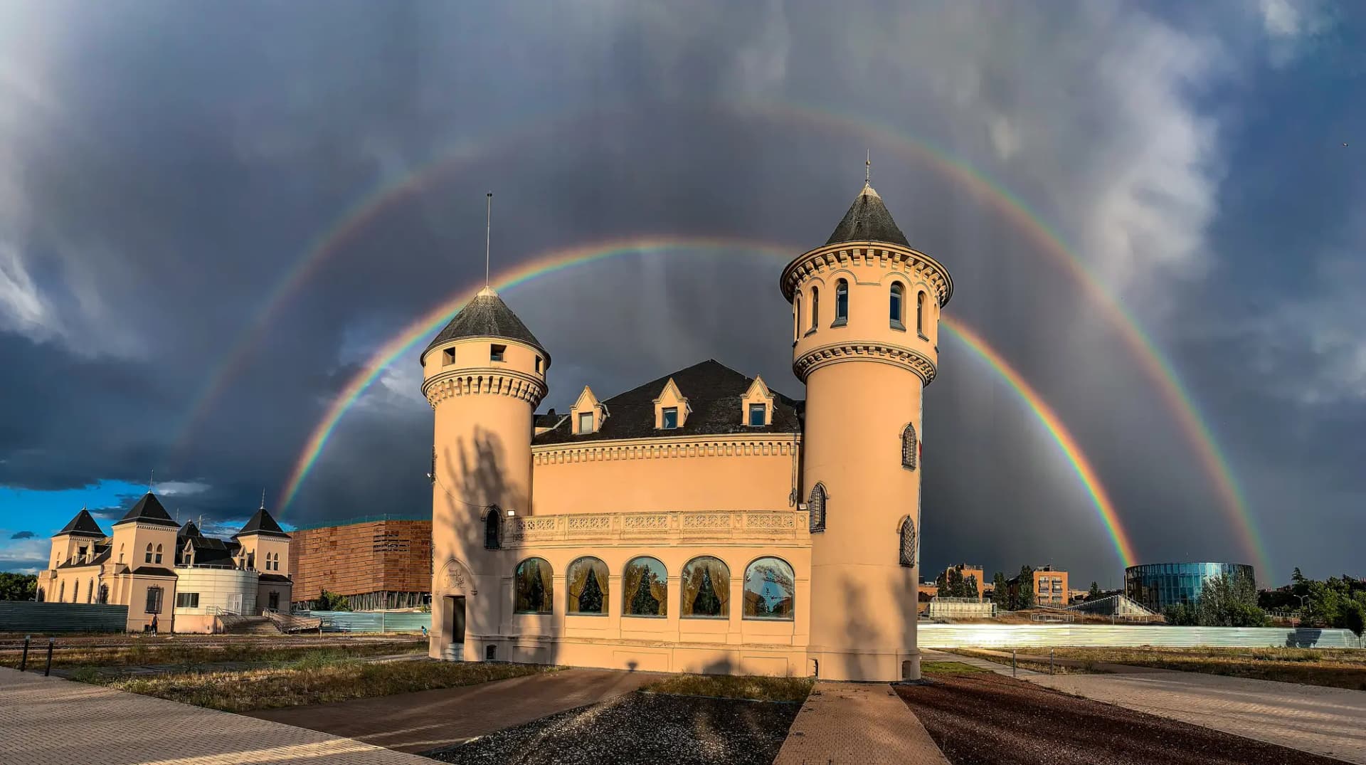 Castillo de San José de Valderas en Alcorcón con un doble arcoíris detrás
