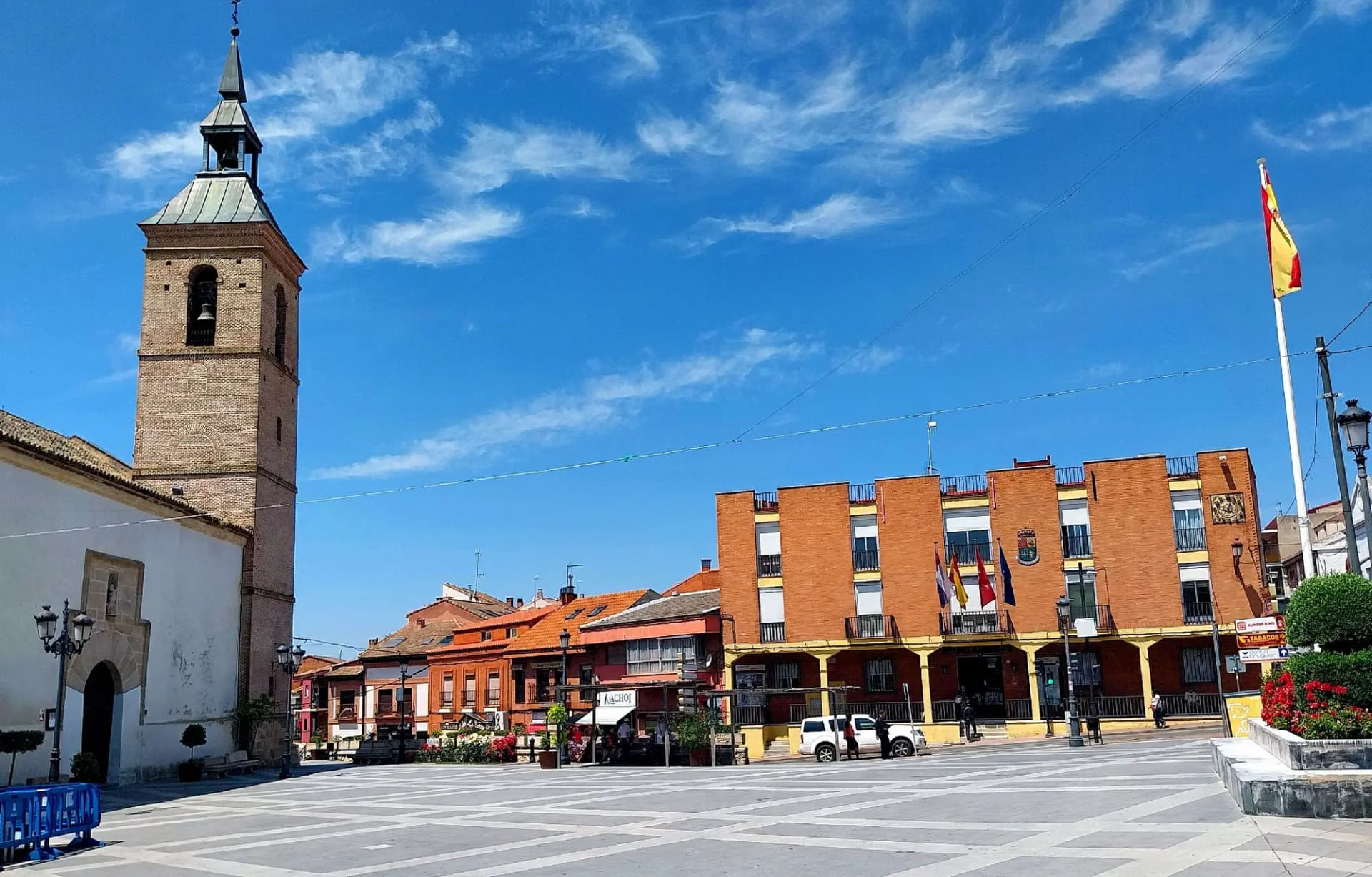 Plaza de la Constitución de Algete con la torre de la iglesia y el ayuntamiento de ladrillo al fondo