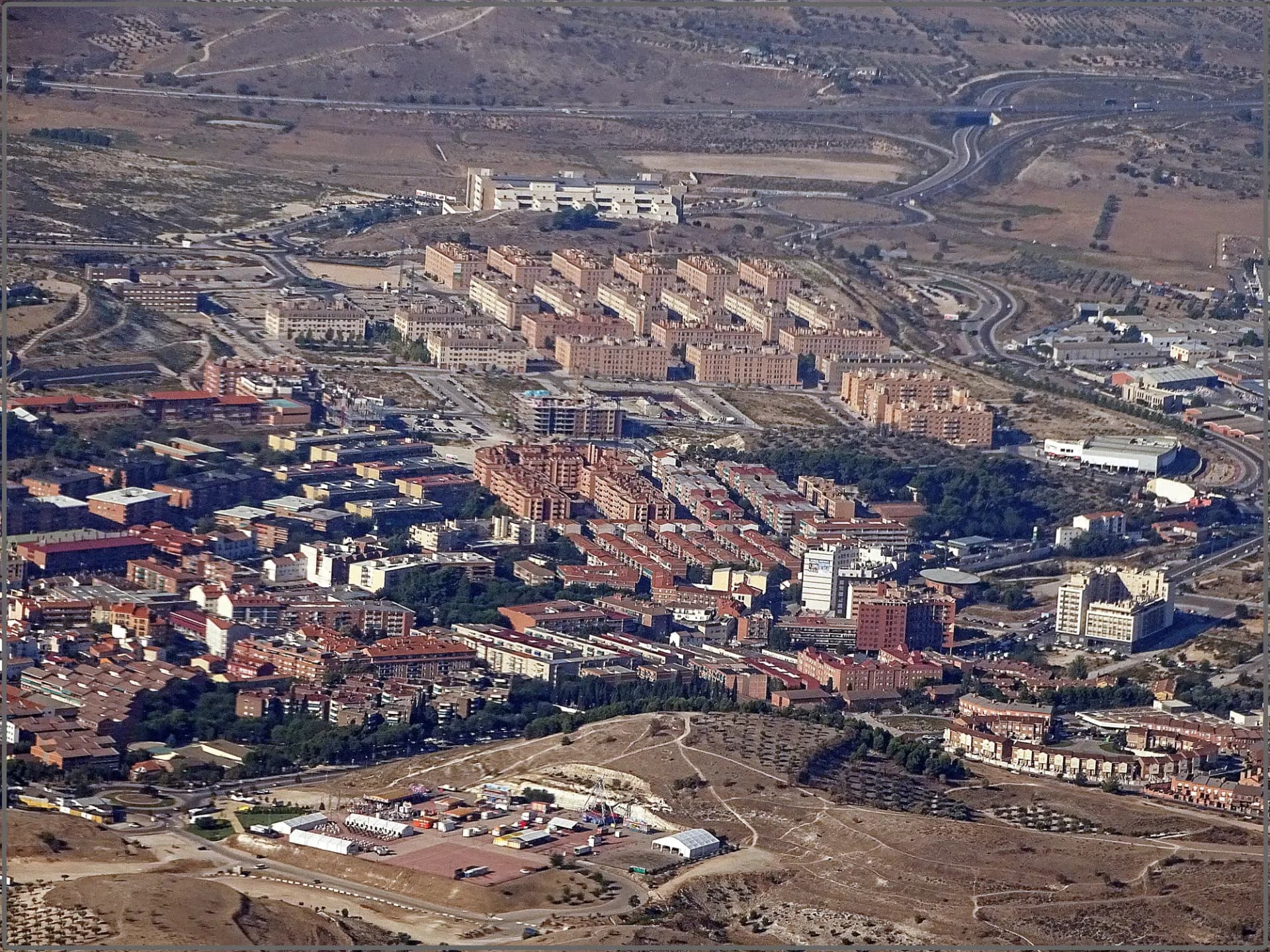 Vista aérea de Arganda del Rey con el casco urbano, los barrios nuevos y los cerros de alrededor