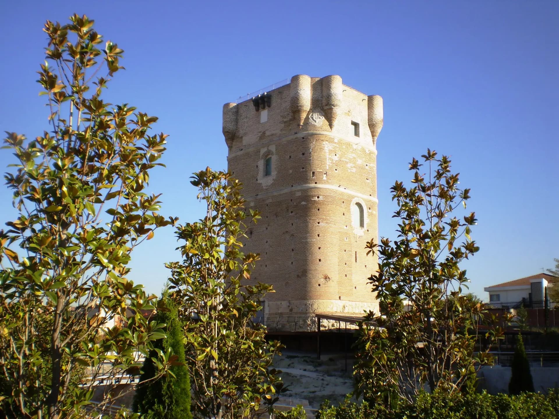 Torreón de Arroyomolinos, torre medieval de ladrillo y piedra rodeada de jardines
