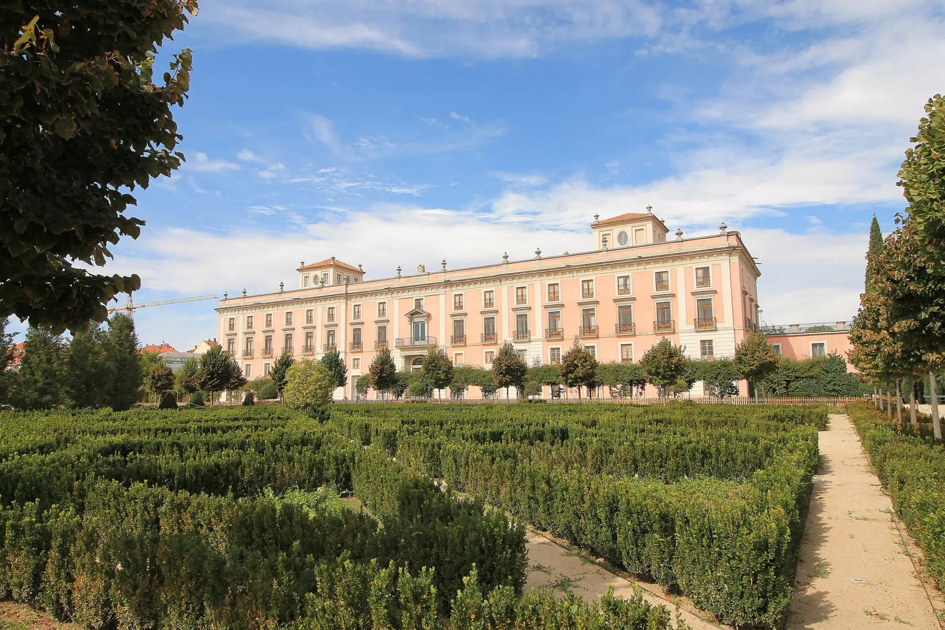 Fachada del Palacio del Infante Don Luis tras el parterre de setos de sus jardines