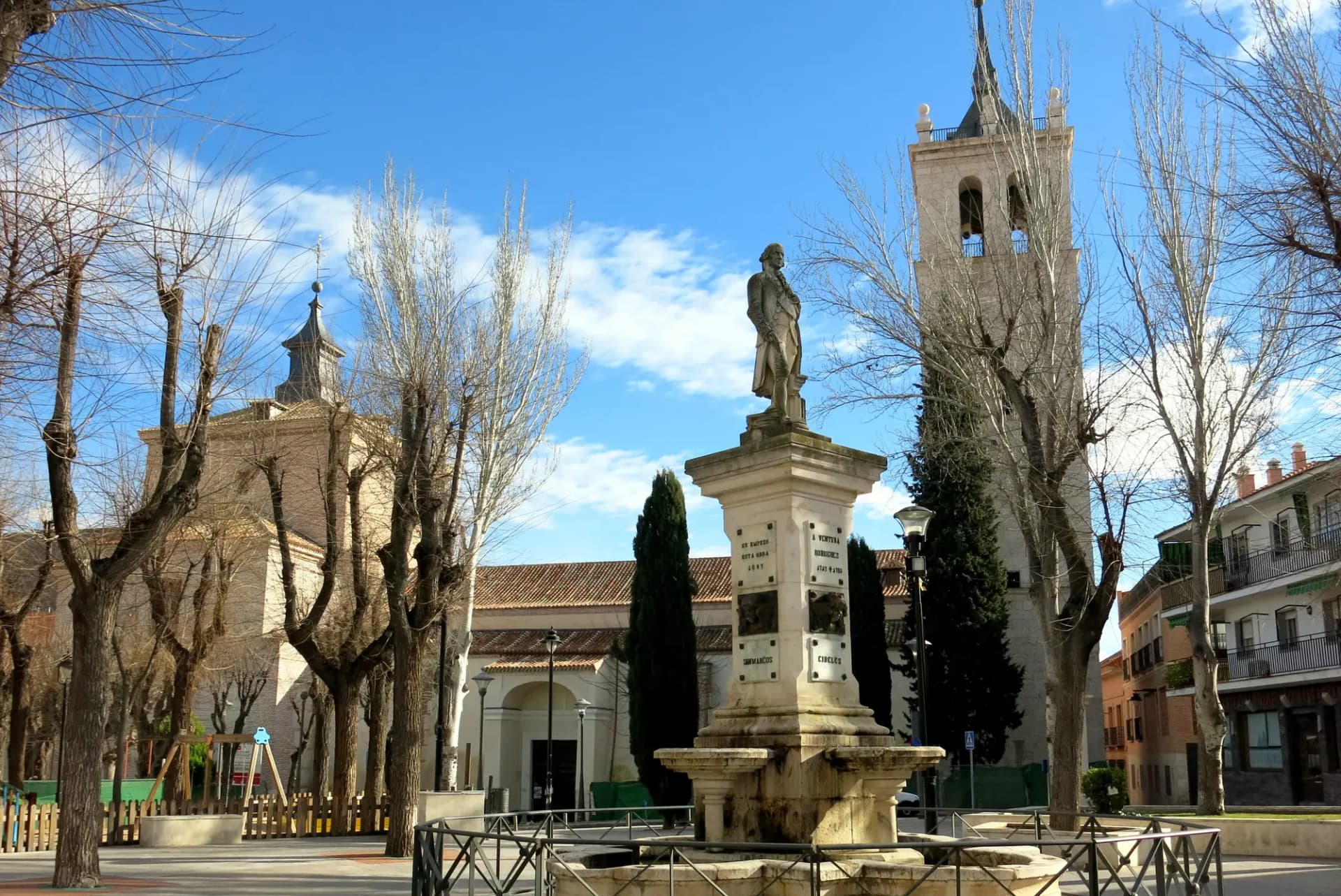 Fuente de Ventura Rodríguez y torre de la iglesia de Santa María Magdalena en Ciempozuelos