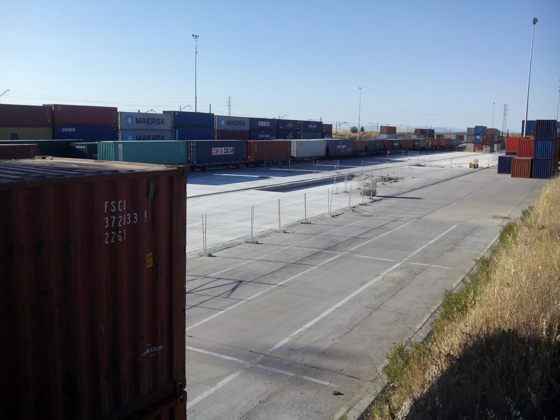 Explanada del Puerto Seco de Coslada con contenedores apilados