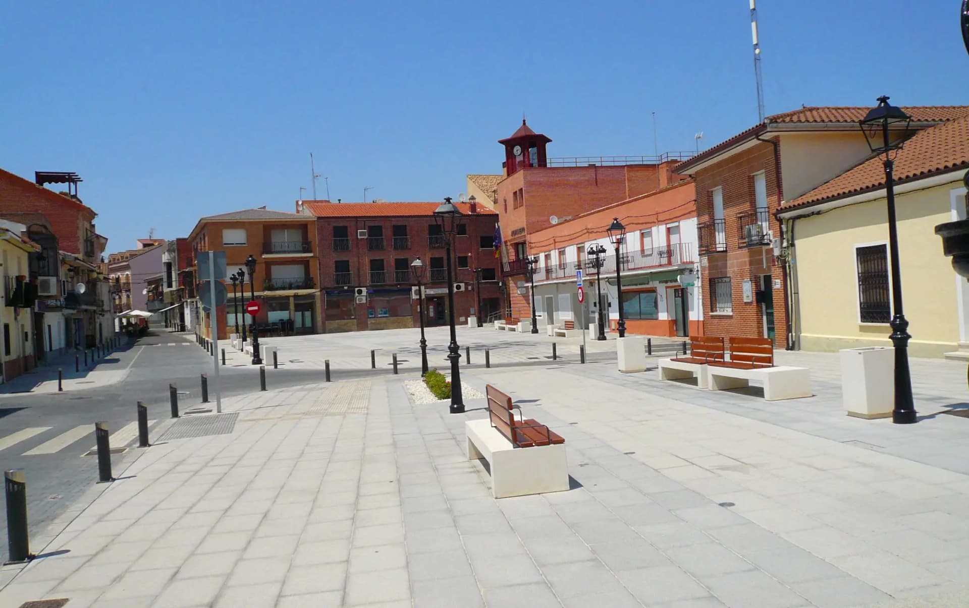 Plaza de la Constitución de Humanes de Madrid, peatonal, con bancos y edificios de ladrillo