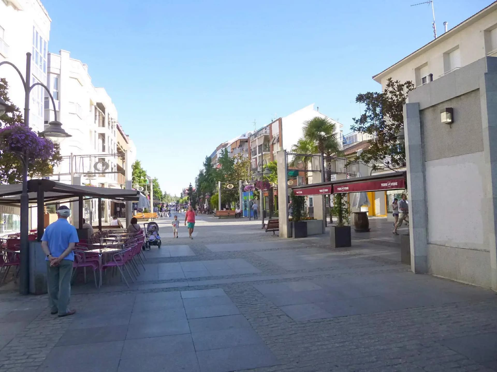 Tramo peatonal de la calle Gran Vía de Majadahonda con terrazas, farolas y comercios