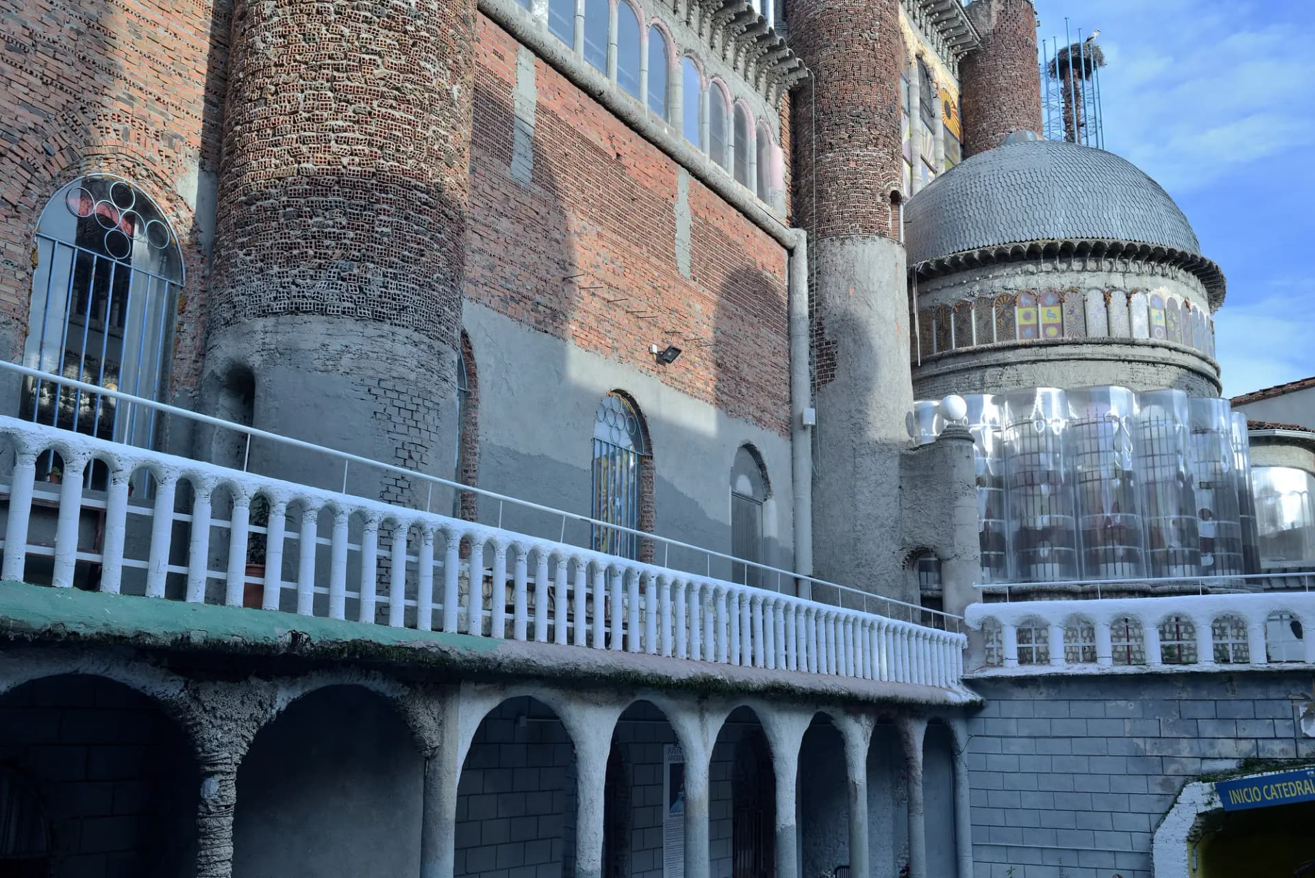 Torres, cúpula y balaustrada de la Catedral de Justo en Mejorada del Campo