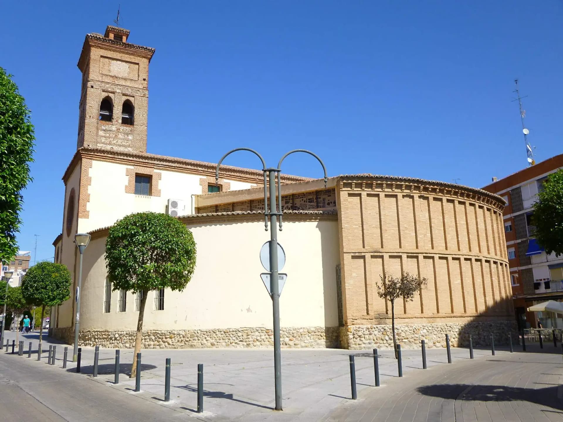 Iglesia de Nuestra Señora de la Asunción de Móstoles, con su torre de ladrillo y el ábside mudéjar
