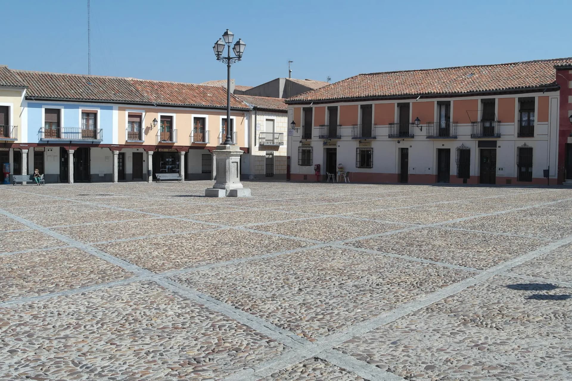 Plaza de Segovia de Navalcarnero con sus soportales y balcones de madera