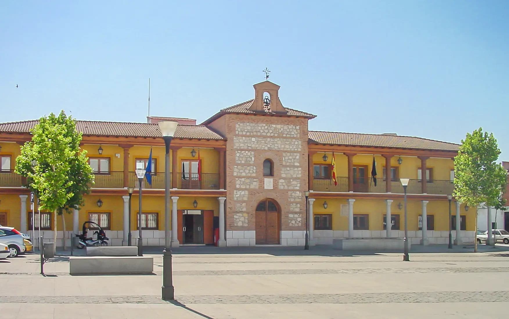 Casa consistorial de San Martín de la Vega, de dos plantas con soportales y espadaña central