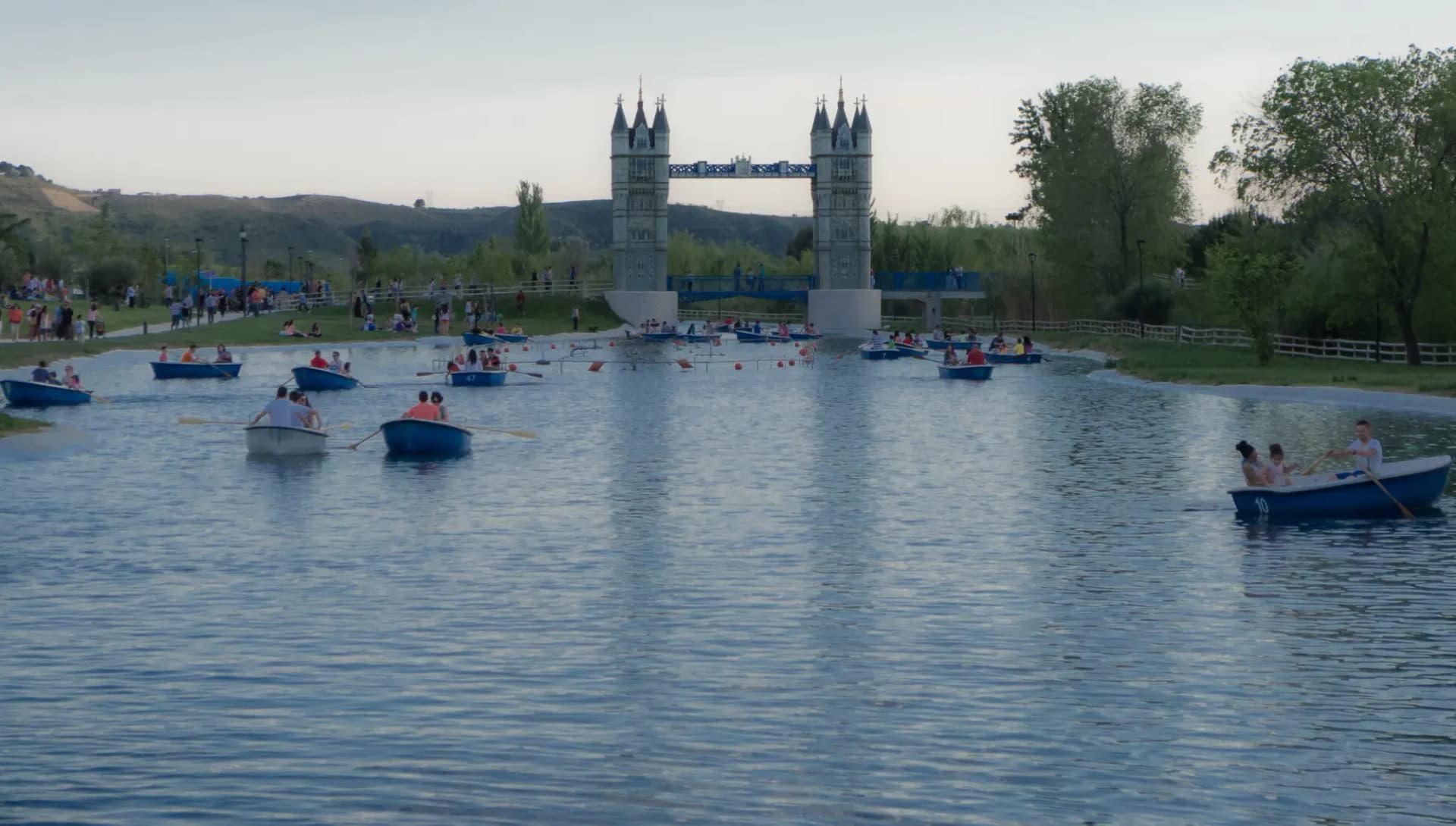 Lago con barcas y réplica del Tower Bridge en el Parque Europa de Torrejón de Ardoz