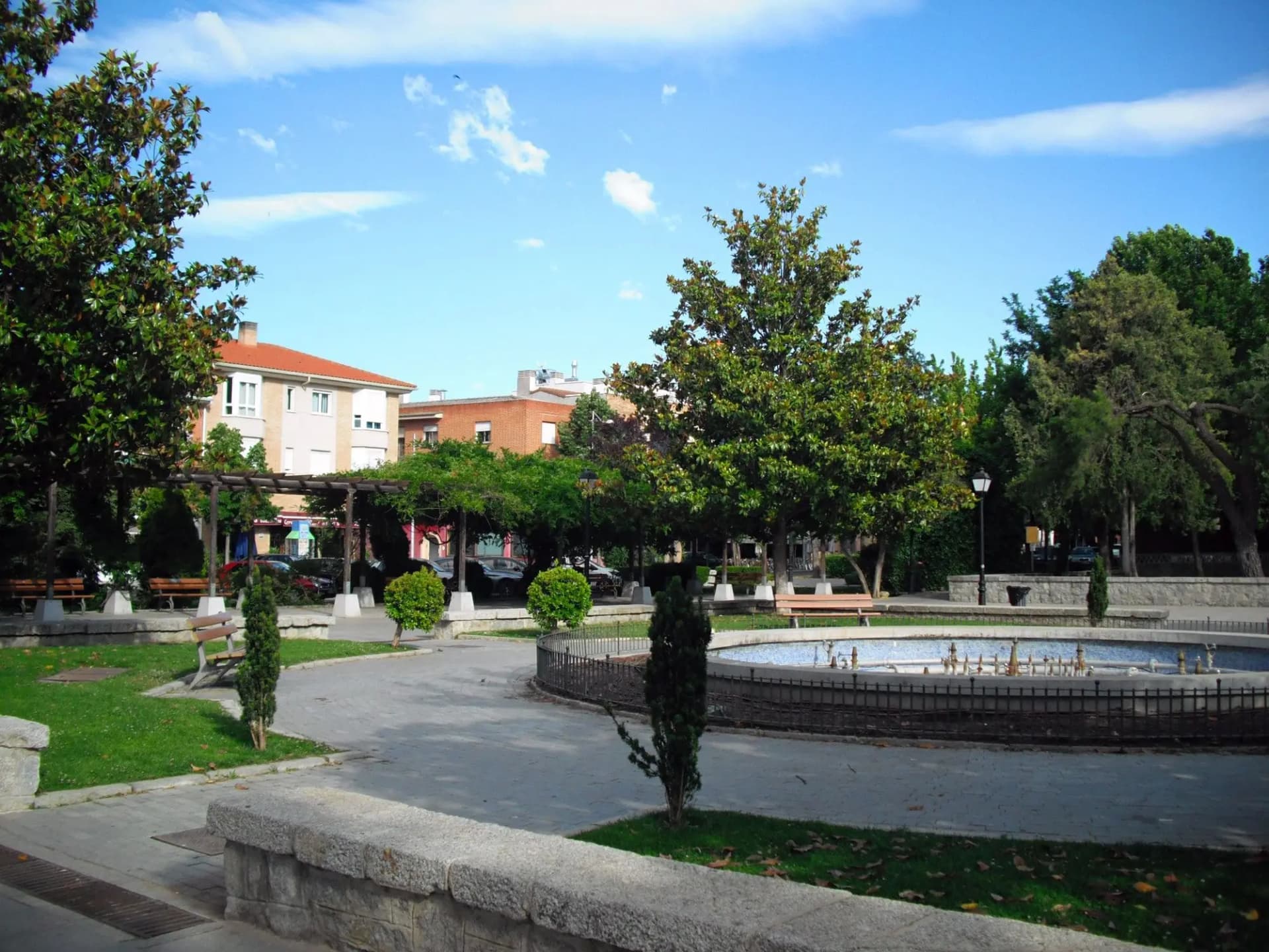 Plaza de España de Villanueva de la Cañada con fuente y jardines