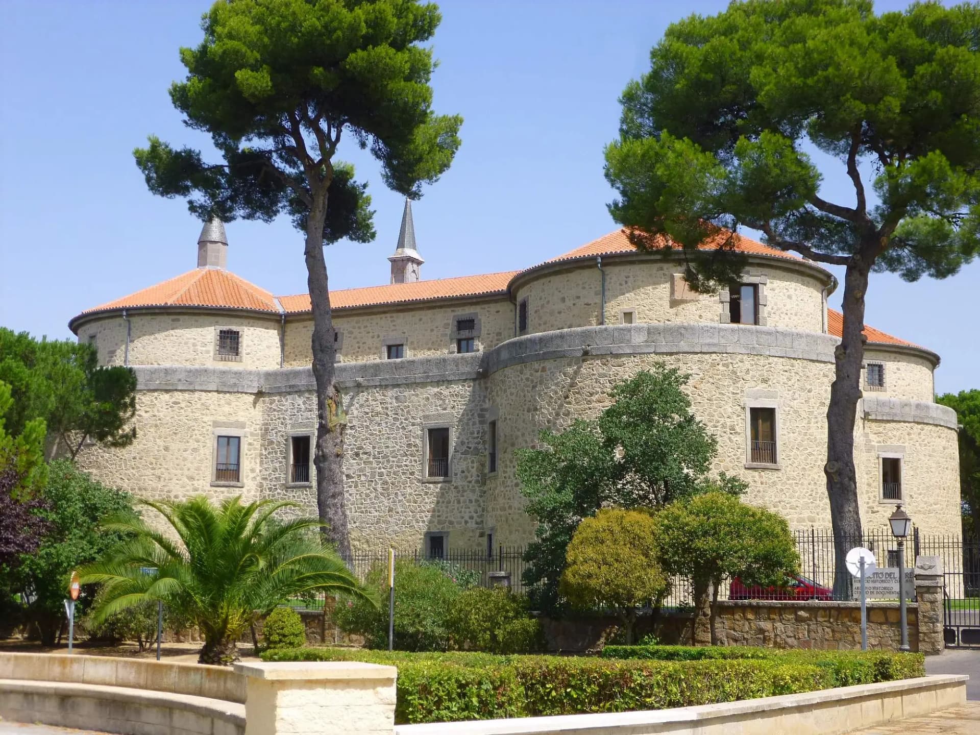 Castillo de Villaviciosa de Odón con torres redondas entre pinos