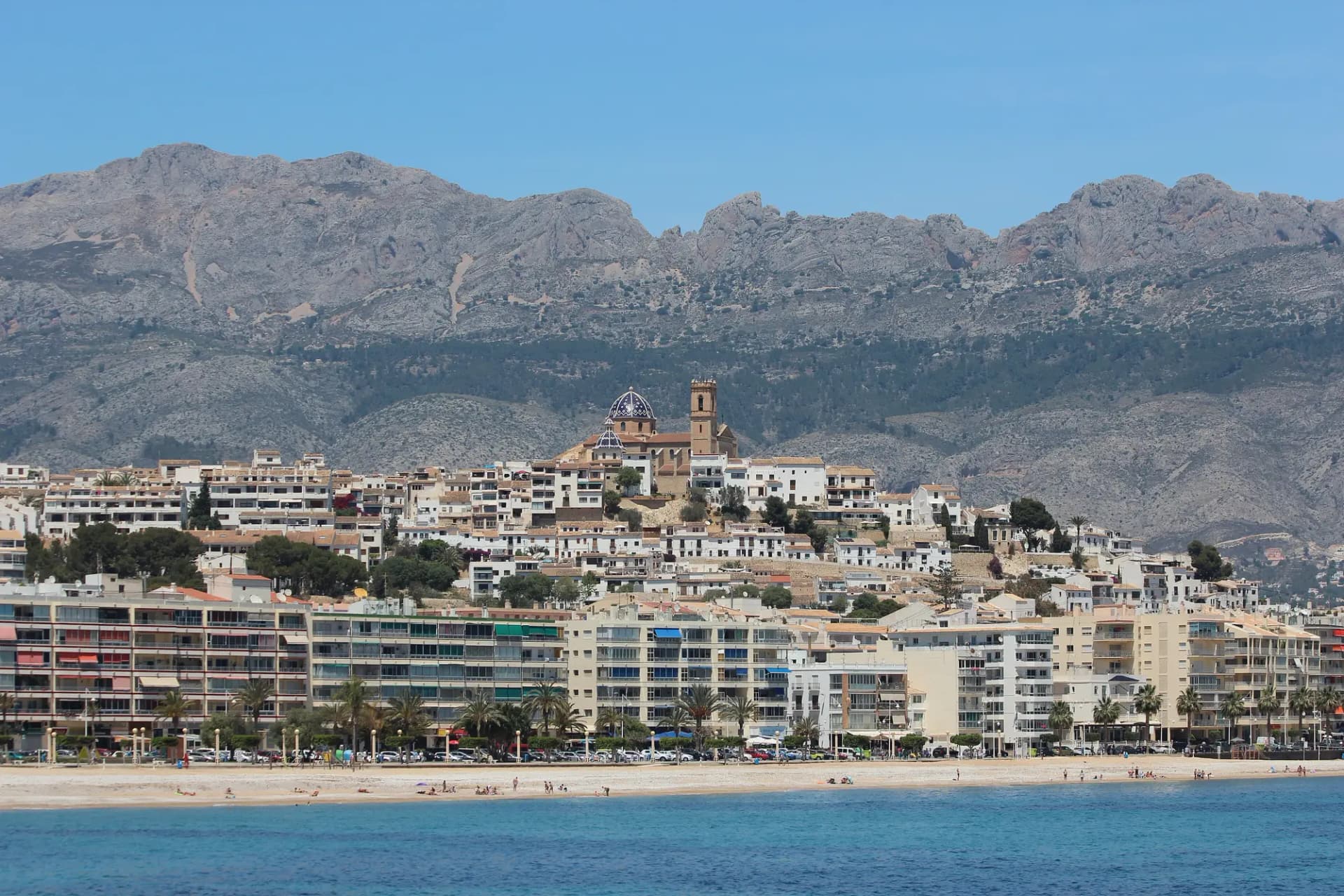 Altea vista desde el puerto, con el casco antiguo blanco y la iglesia del Consol en lo alto ante la sierra