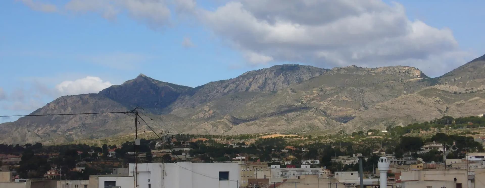 Sierra de Crevillent con las primeras casas del pueblo al pie