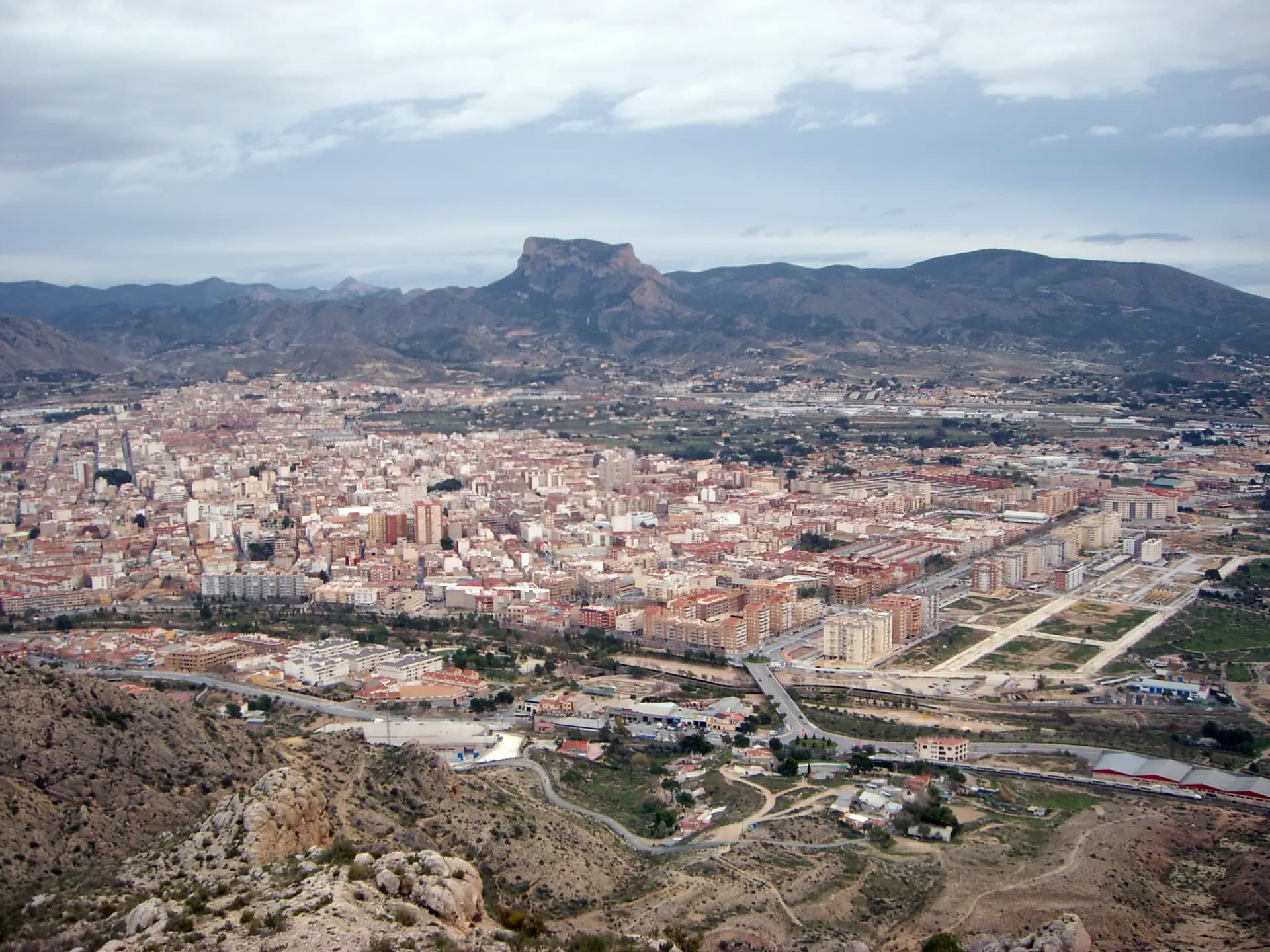 Vista aérea de Elda y Petrer en el valle, rodeadas de montañas